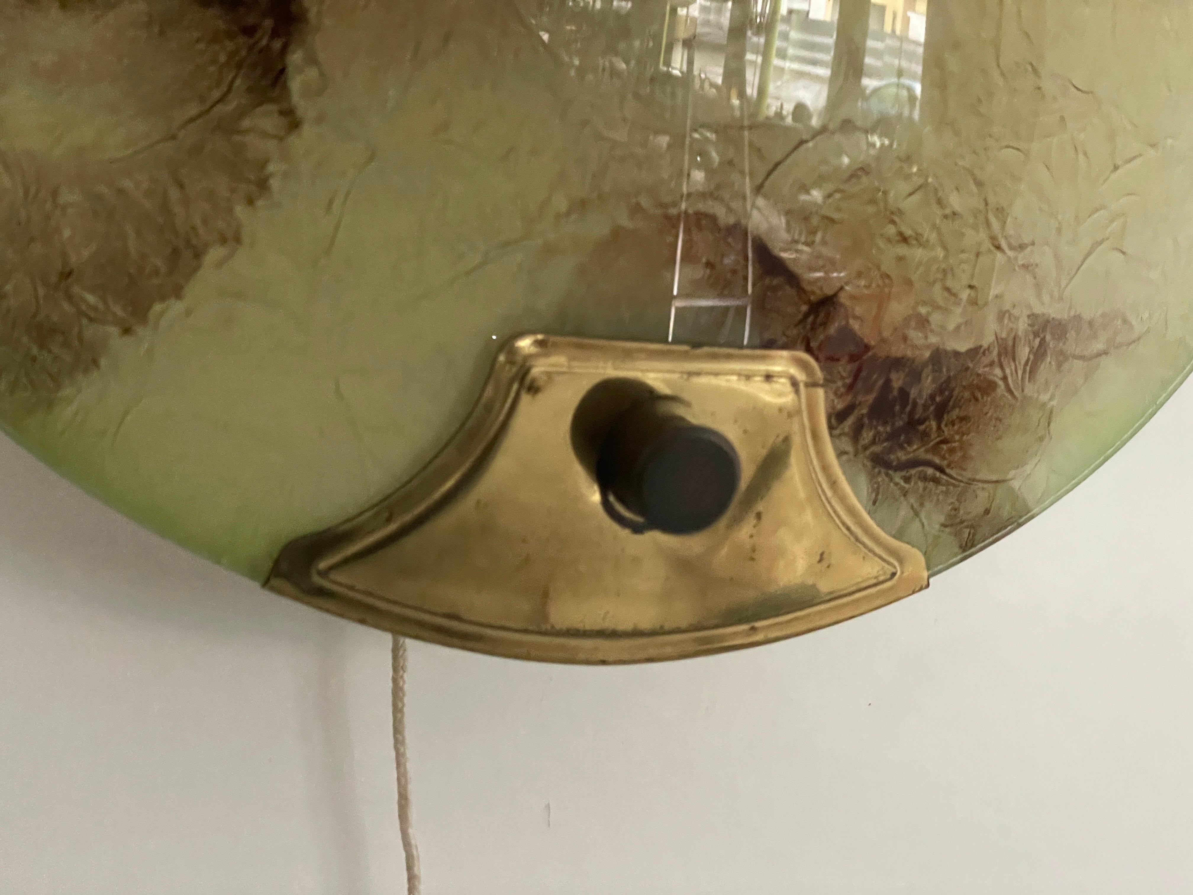 Laiton Paire d'appliques rondes du milieu du siècle en verre vert et laiton, années 1950, Allemagne en vente