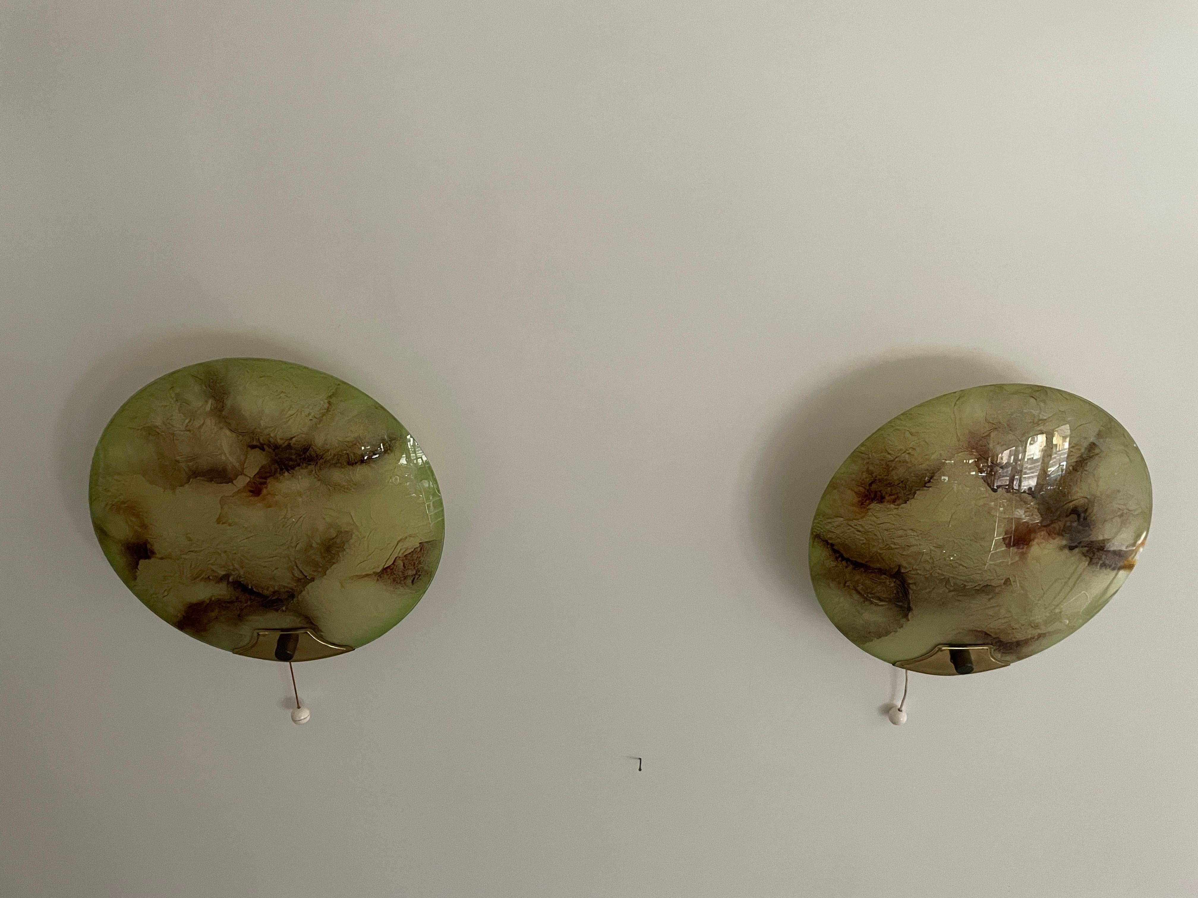 Paire d'appliques rondes du milieu du siècle en verre vert et laiton, années 1950, Allemagne en vente 1