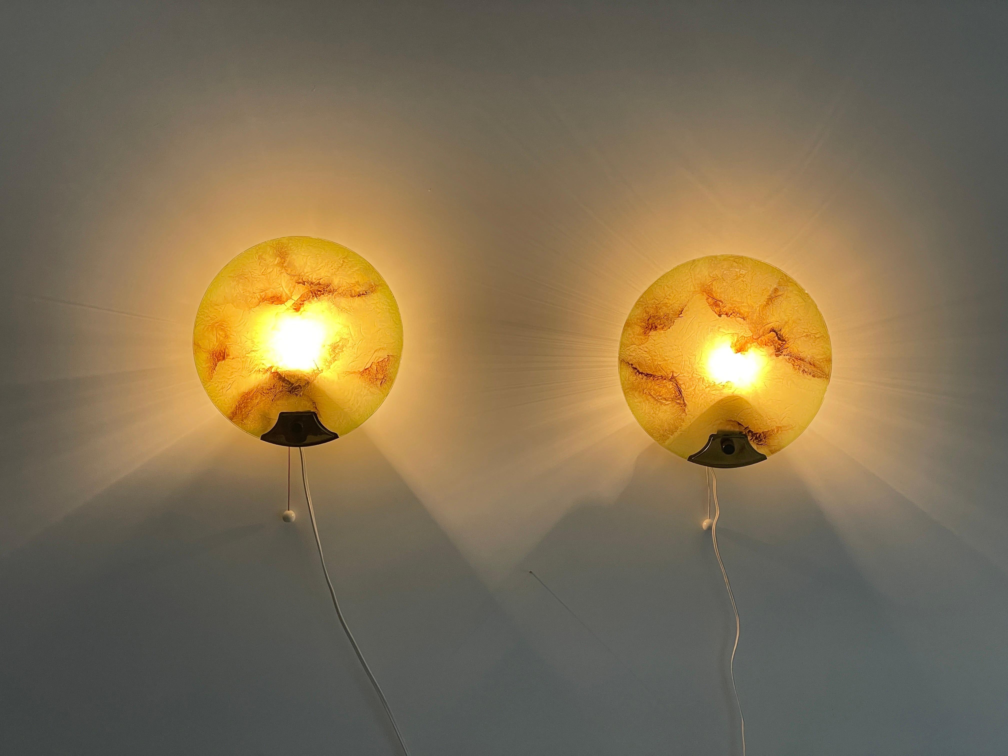 Paire d'appliques rondes du milieu du siècle en verre vert et laiton, années 1950, Allemagne en vente 2