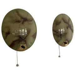 Coppia di lampade rotonde di metà secolo in vetro verde e ottone, anni 
50, Germania