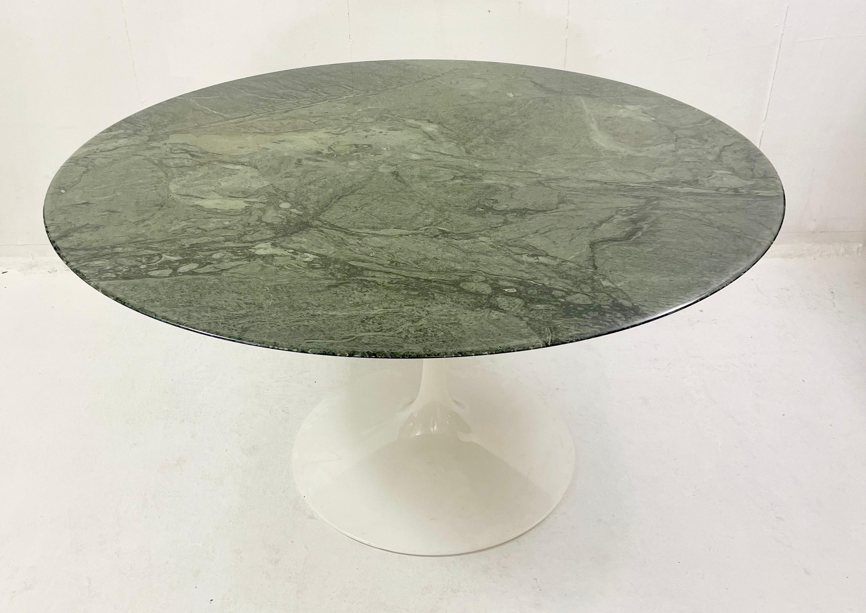 Mid-century round green marble tulip dining table by Knoll - Italy 1960s.