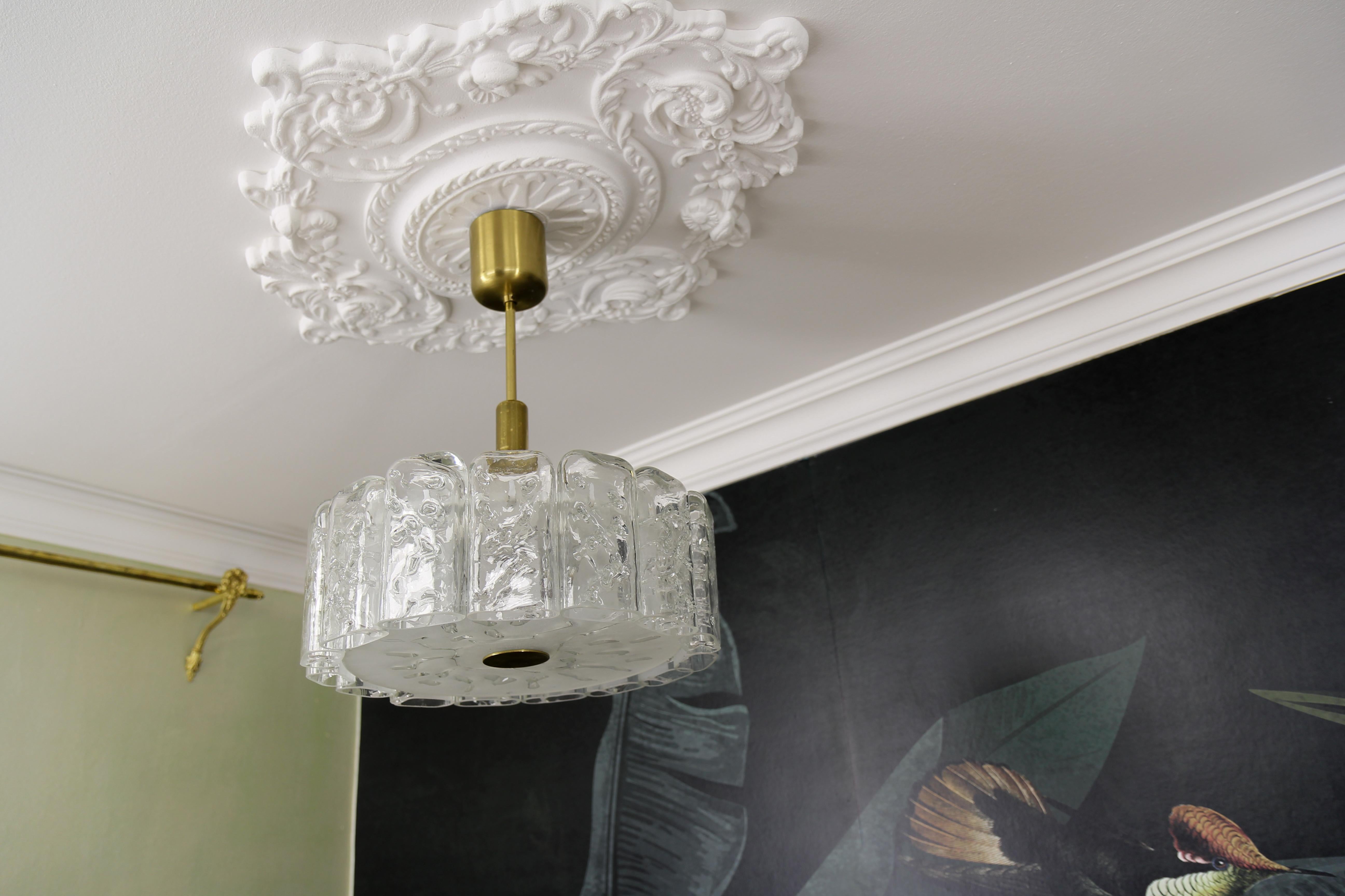 Lampadario rotondo in vetro ghiaccio di Doria, metà secolo, 1970 ca. in vendita 1