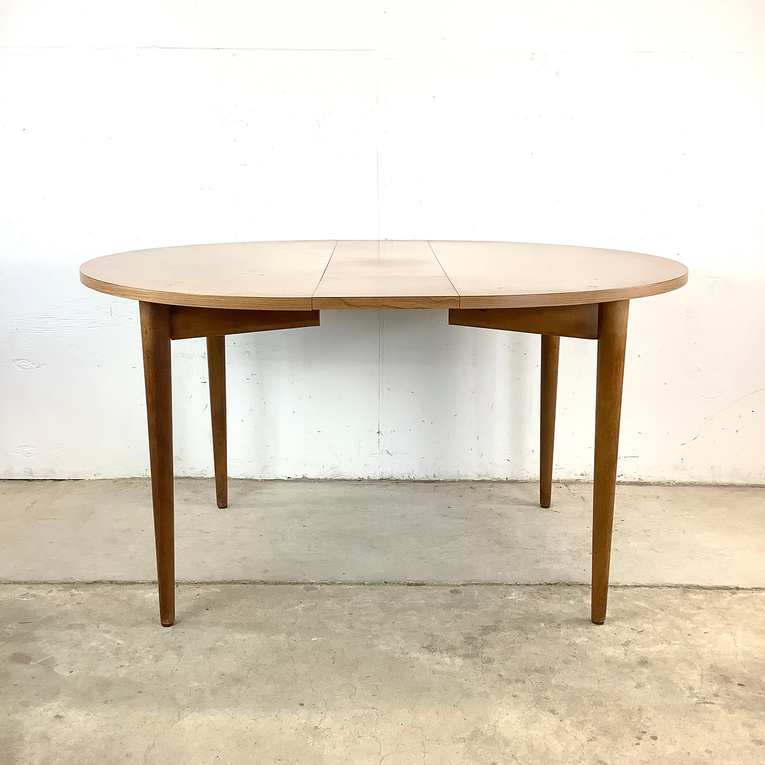 Mid-Century Round Kitchen Table W/ Leaf In Good Condition For Sale In Trenton, NJ