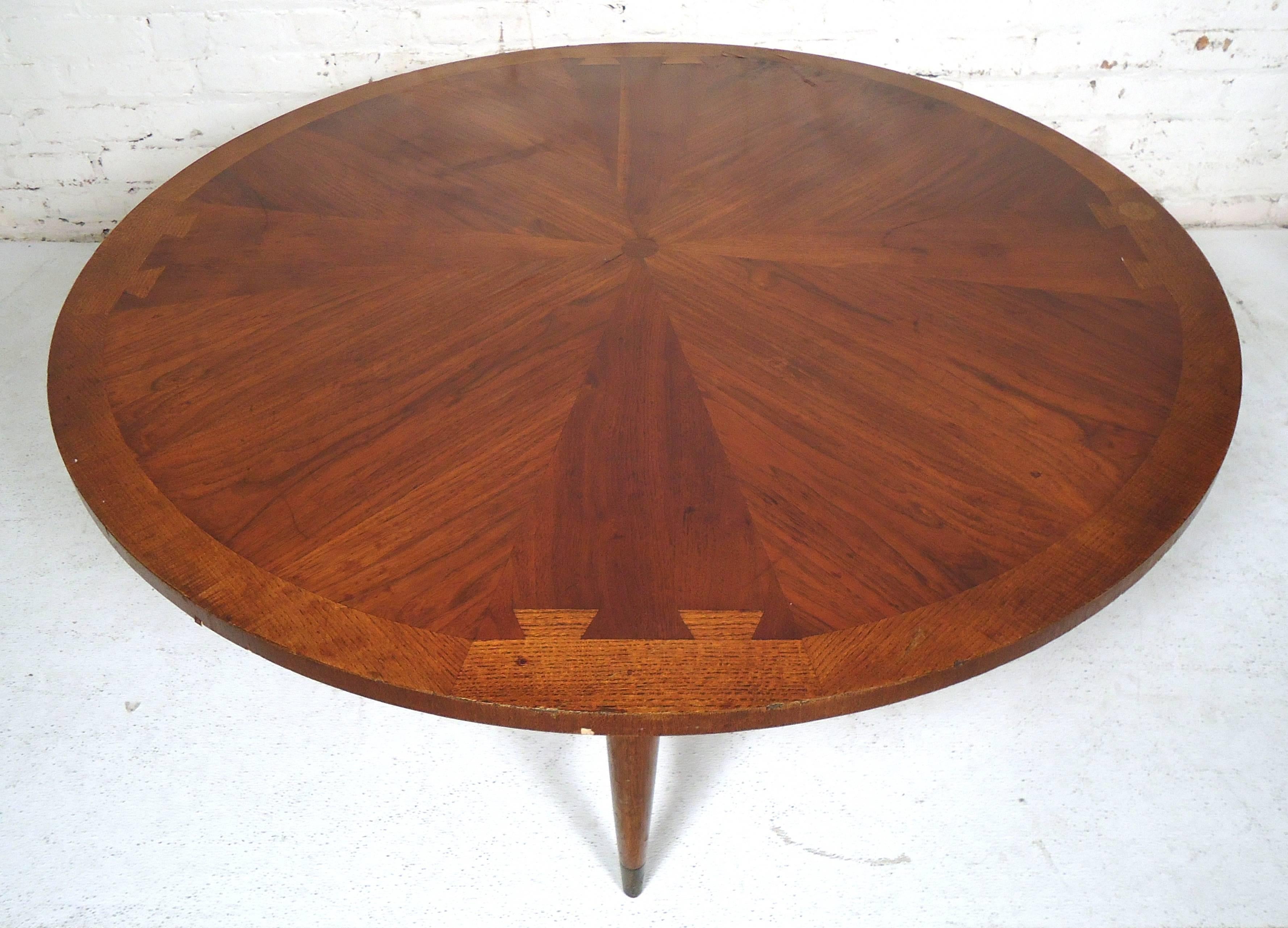 Gorgeous vintage modern round coffee table from lane featuring a uniquely designed dove tail inlay top.

(Please confirm item location NY or NJ with dealer).