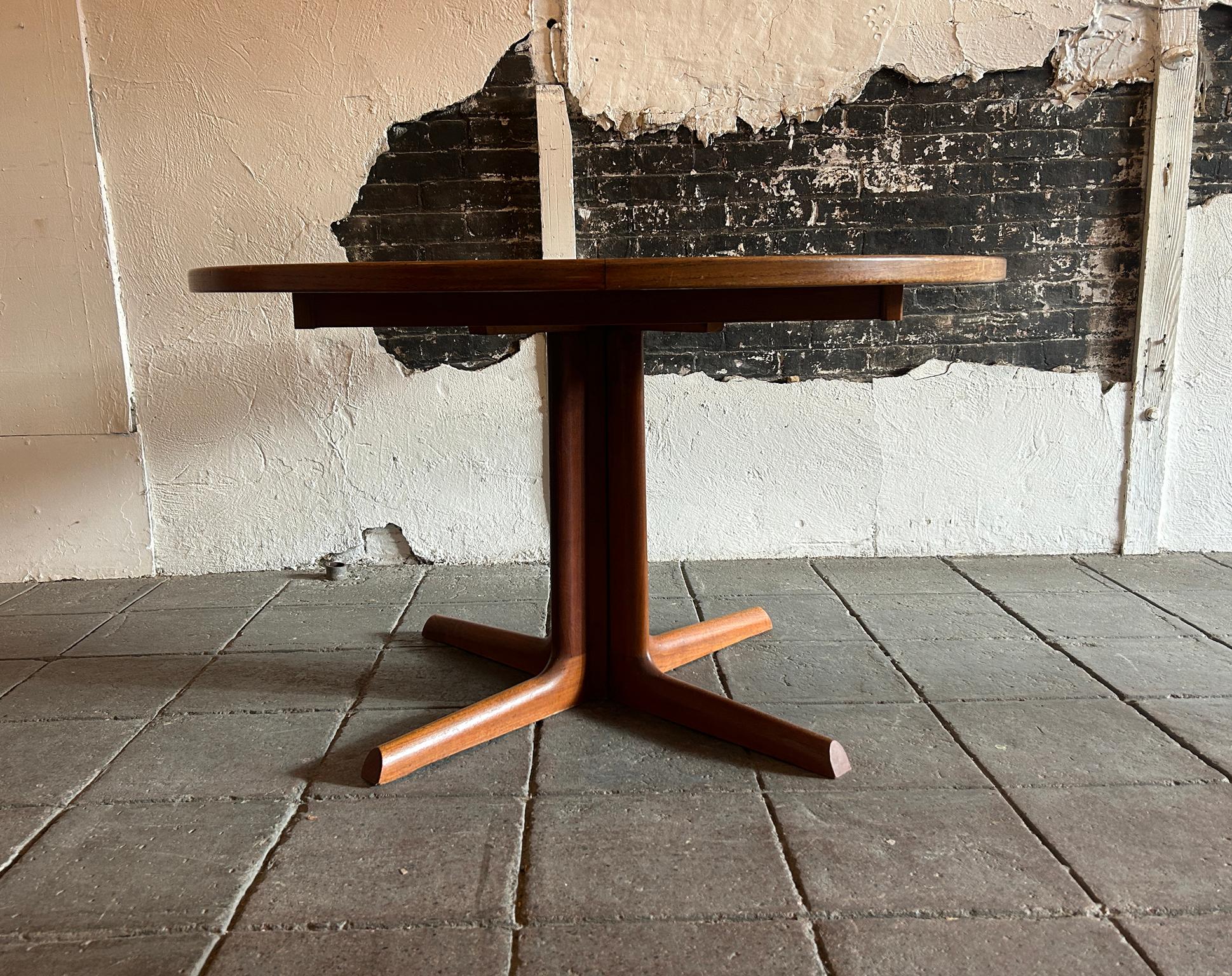 Mid century Round light Teak Danish Modern Extension Dining Table 2 Leaves (Moderne der Mitte des Jahrhunderts)