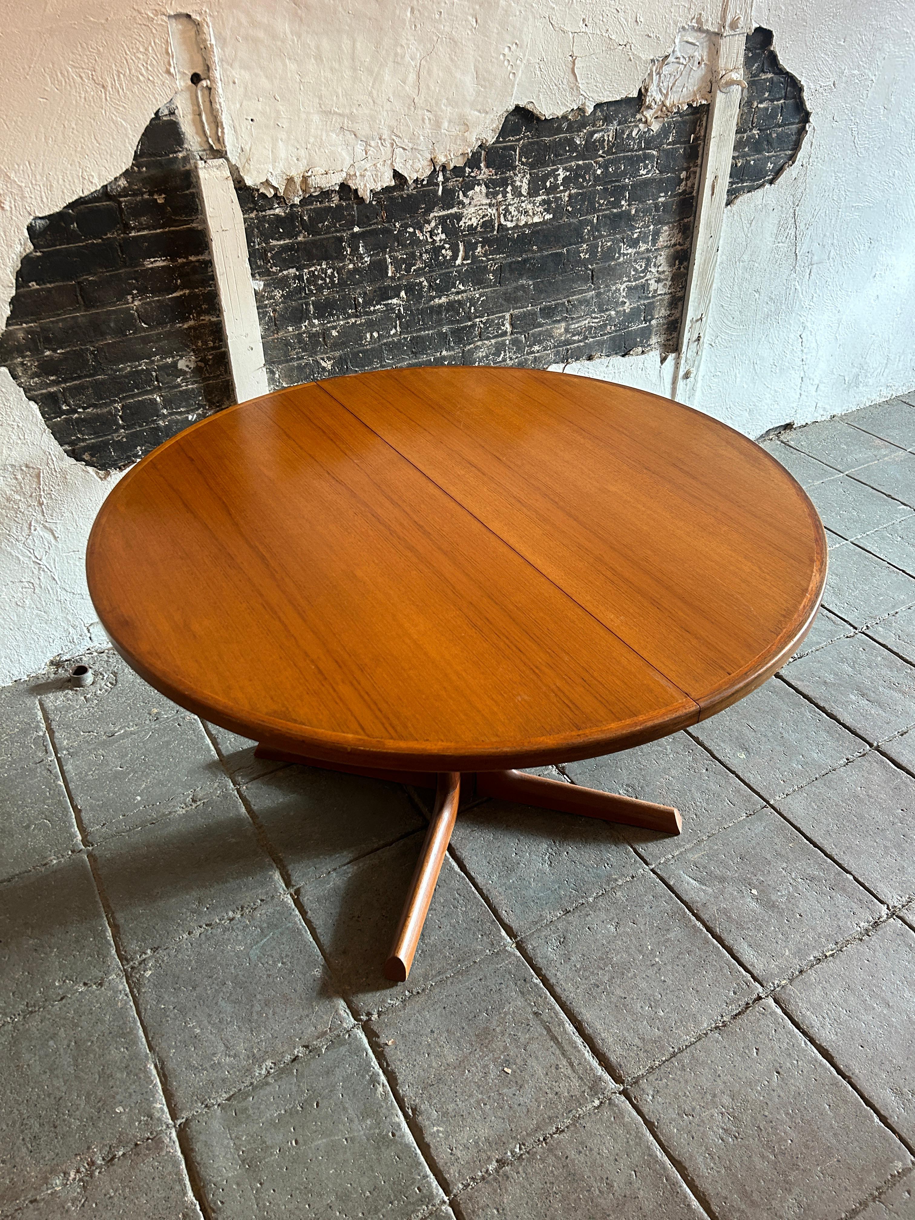 round dining table with 2 leaves