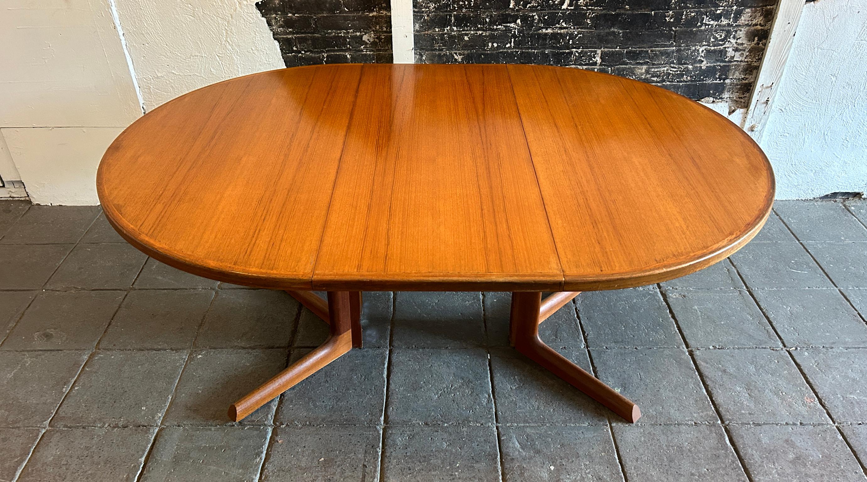 Mid century Round light Teak Danish Modern Extension Dining Table 2 Leaves im Zustand „Gut“ in BROOKLYN, NY