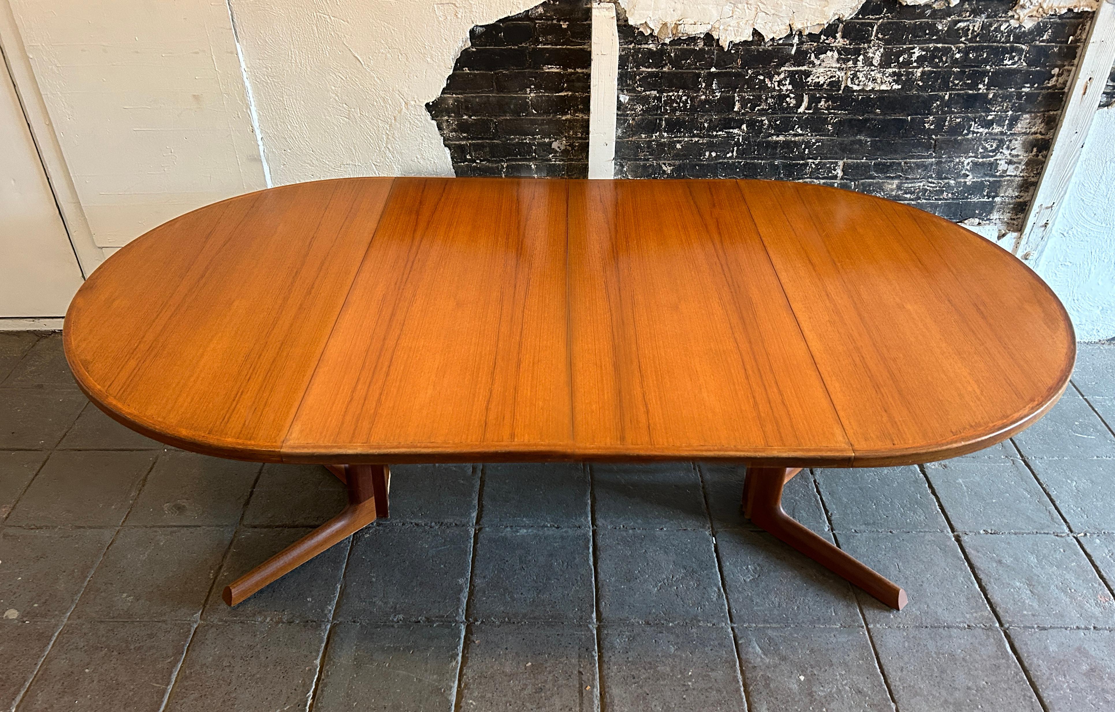 Mid century Round light Teak Danish Modern Extension Dining Table 2 Leaves In Good Condition In BROOKLYN, NY