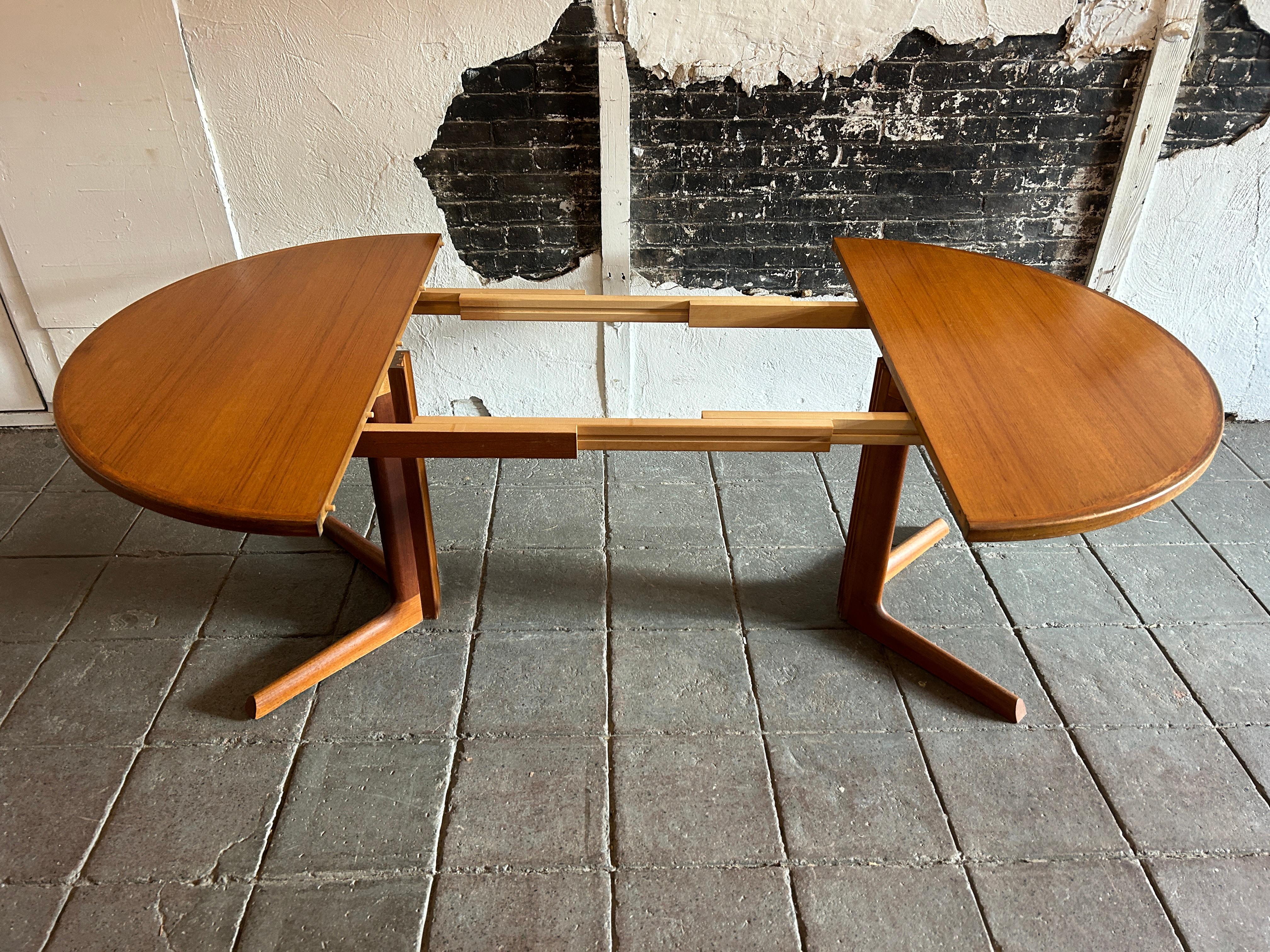 Mid-20th Century Mid century Round light Teak Danish Modern Extension Dining Table 2 Leaves
