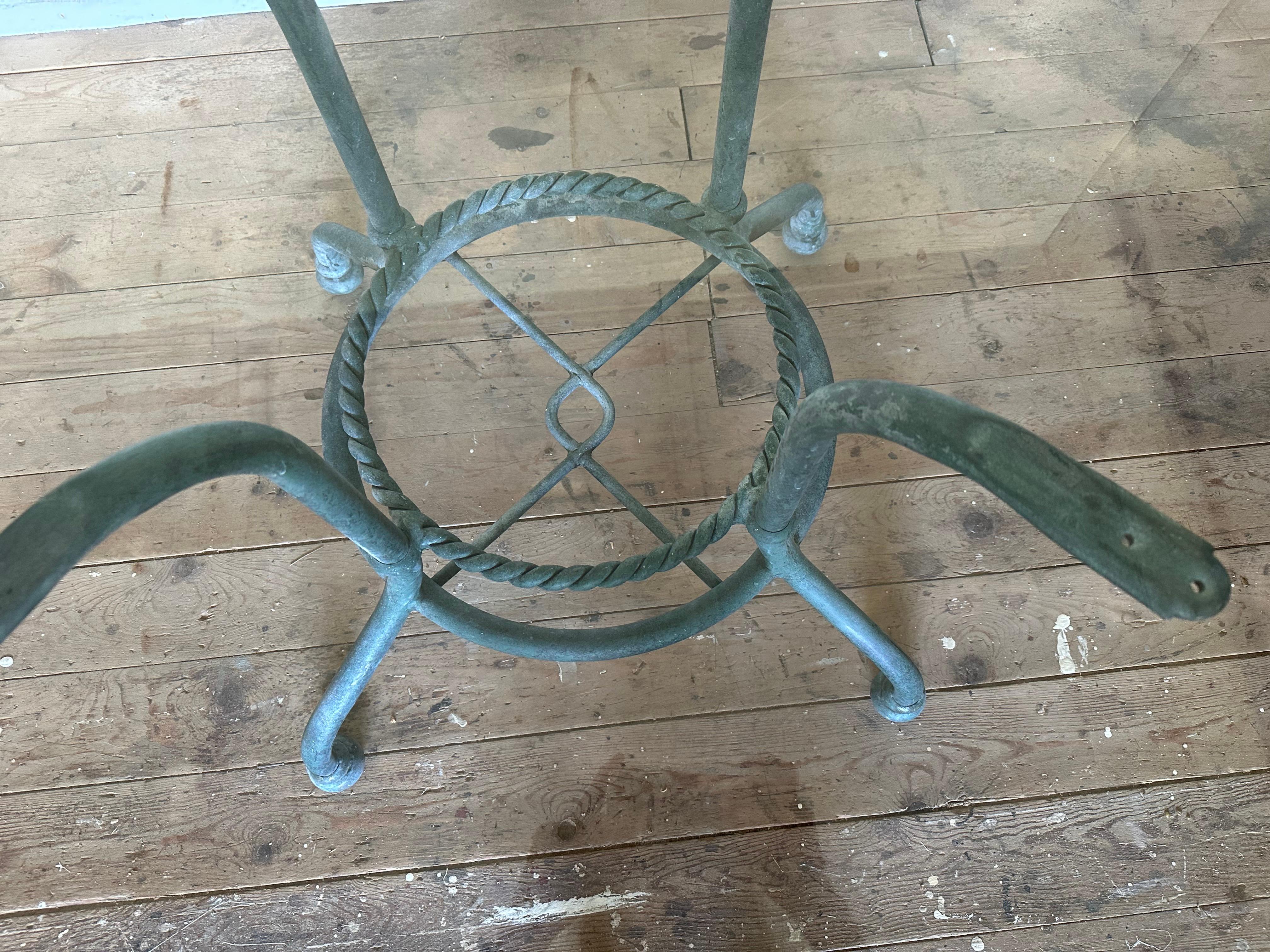 Mid-Century Round Metal Base Garden Table In Good Condition For Sale In Sheffield, MA