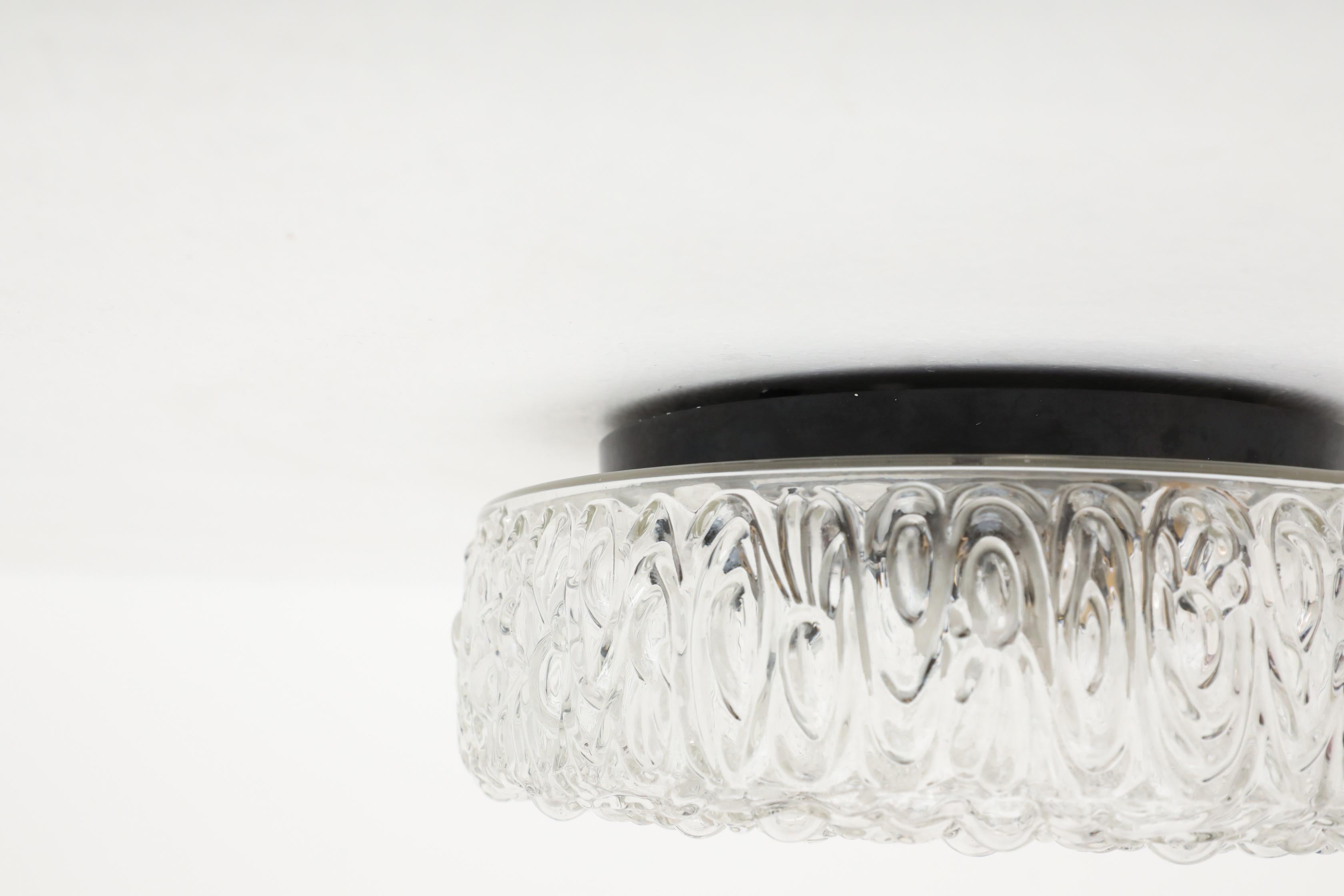 Verre Plafonnier ou applique murale du milieu du siècle en verre moulé à fleurs fixes en vente