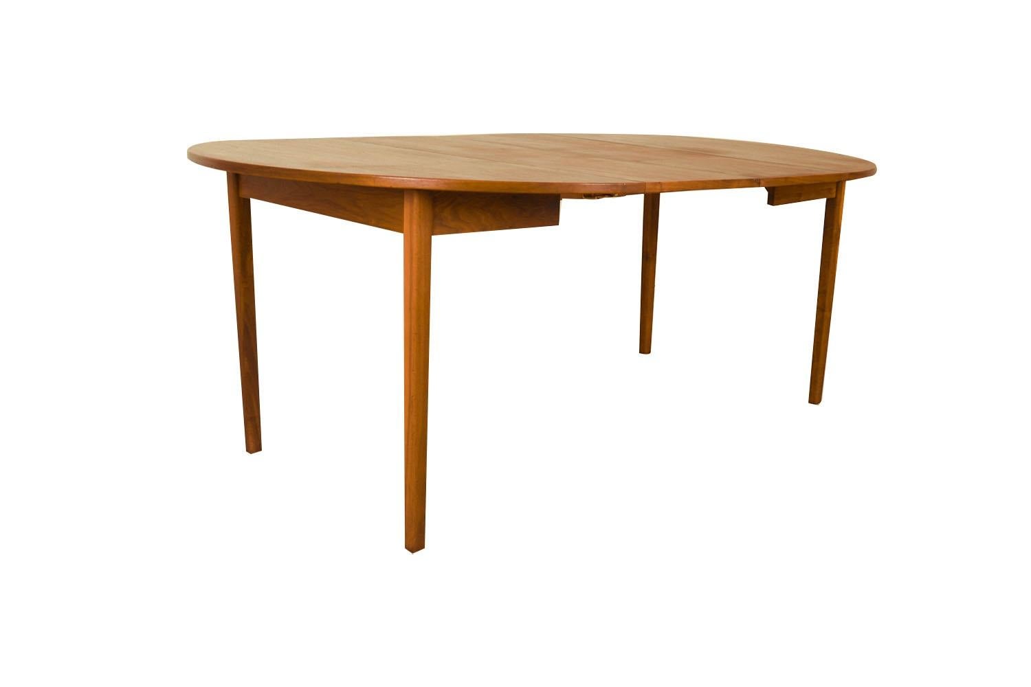 Mid-Century Round Oval Extendable Dining Table In Good Condition For Sale In Baltimore, MD