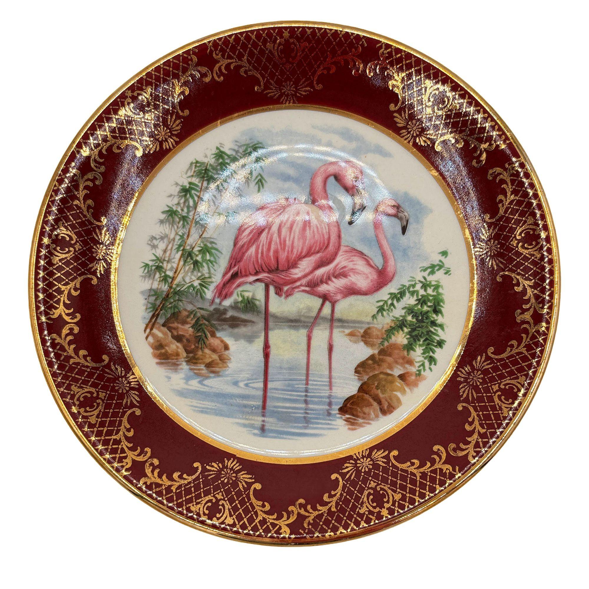 Jardinière à salade de fleurs en céramique rose et verte du milieu du siècle sur le thème du flamant rose. La jardinière murale représente un flamant rose magnifiquement détaillé dans un marais rempli de bambous. Il présente une finition brillante