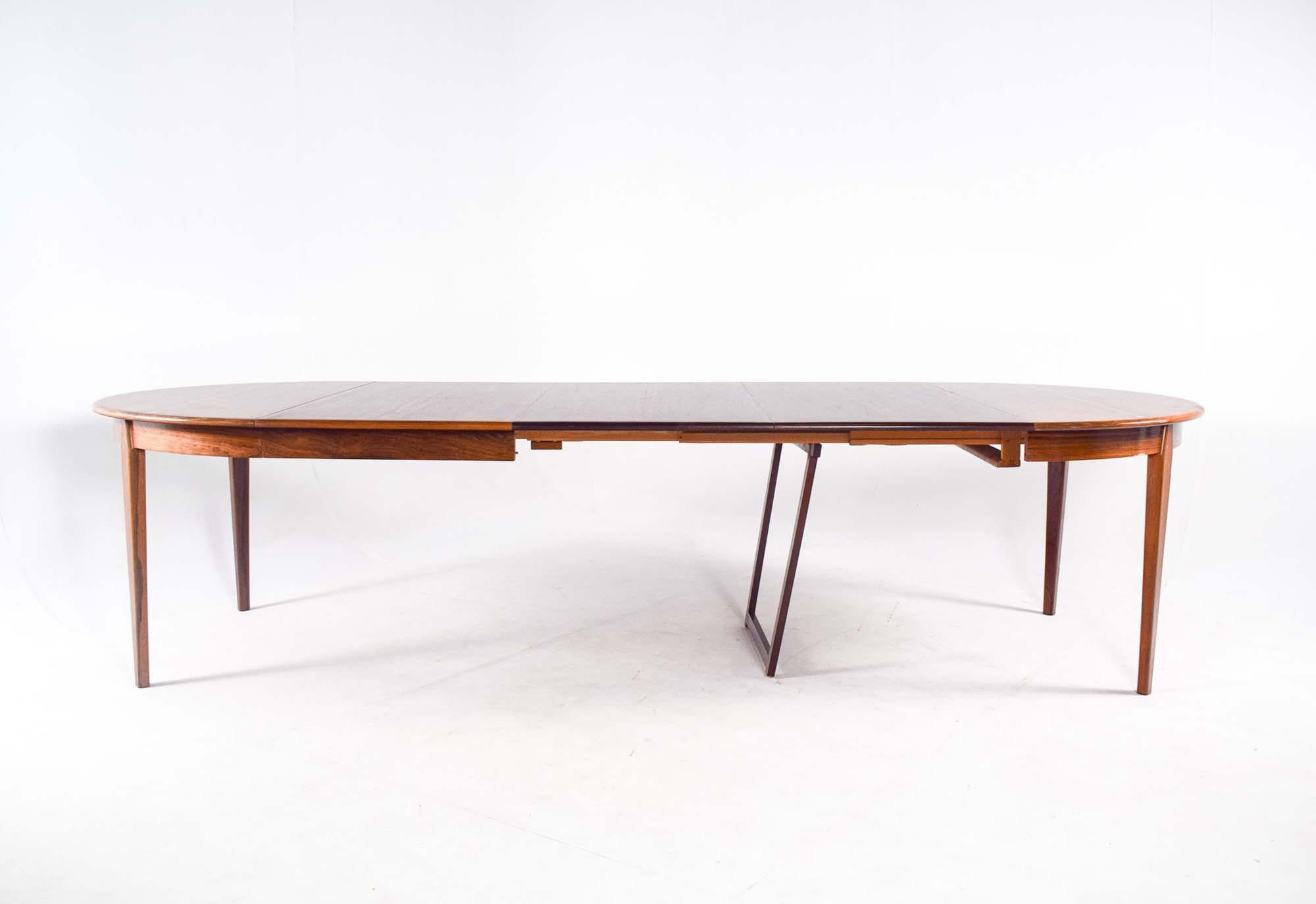 Mid Century Round Rosewood Extendable Dining Table by H. Sighs & Sons In Good Condition In Lisboa, Lisboa