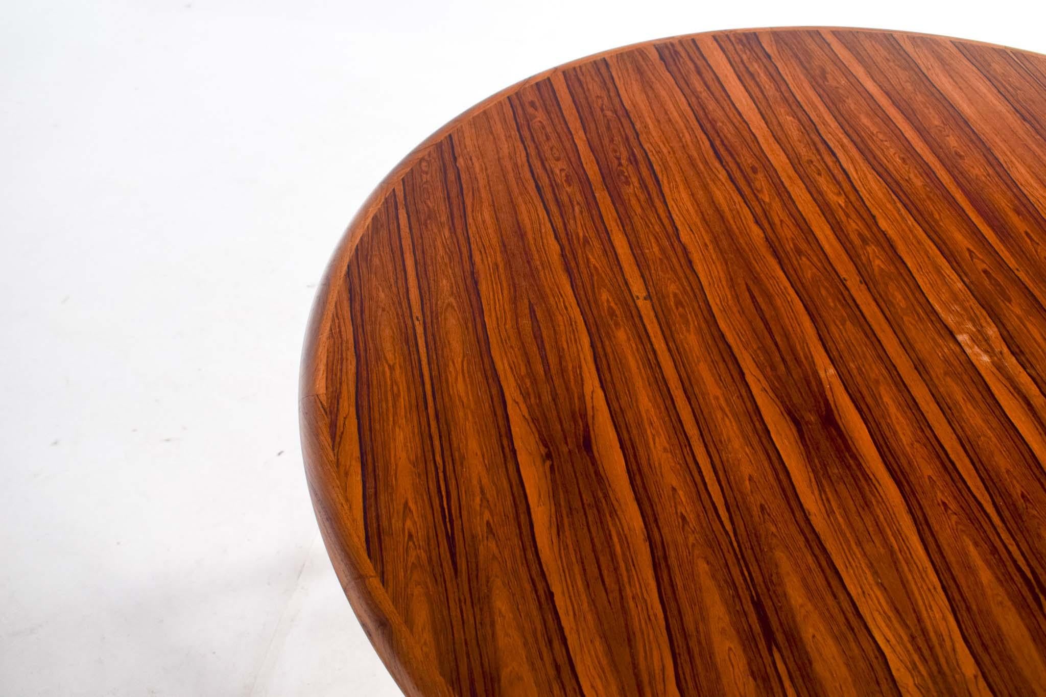 Mid Century Round Rosewood Extendable Dining Table by H. Sighs & Sons In Good Condition In Lisboa, Lisboa