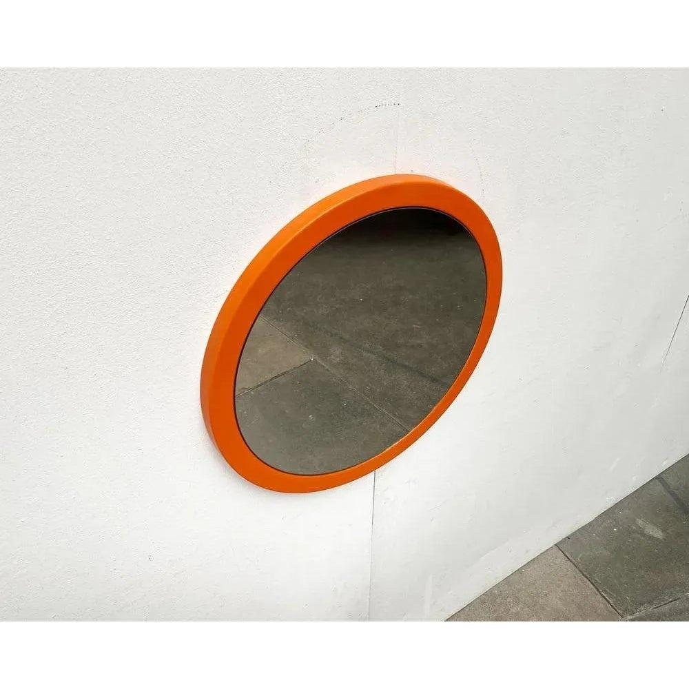 Spiegel rond de l'ère spatiale dans une couleur spéciale.

La plaque de base de ce miroir forme un élément profondément dessiné en plastique orange. L'orange est visible à l'avant sous la forme d'un large cadre. La surface du miroir est ronde. Un