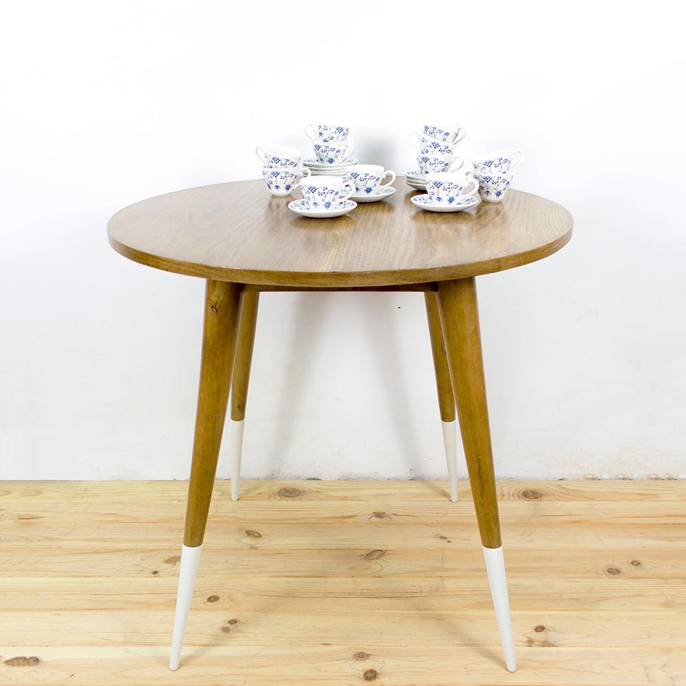 Small dimensions midcentury round dining or kitchen table.
Manufactured in Spain in the 1950s from oakwood with a round veneered top and tapered legs.
This table was completely restored by us and was given a subtle detail of color with a white