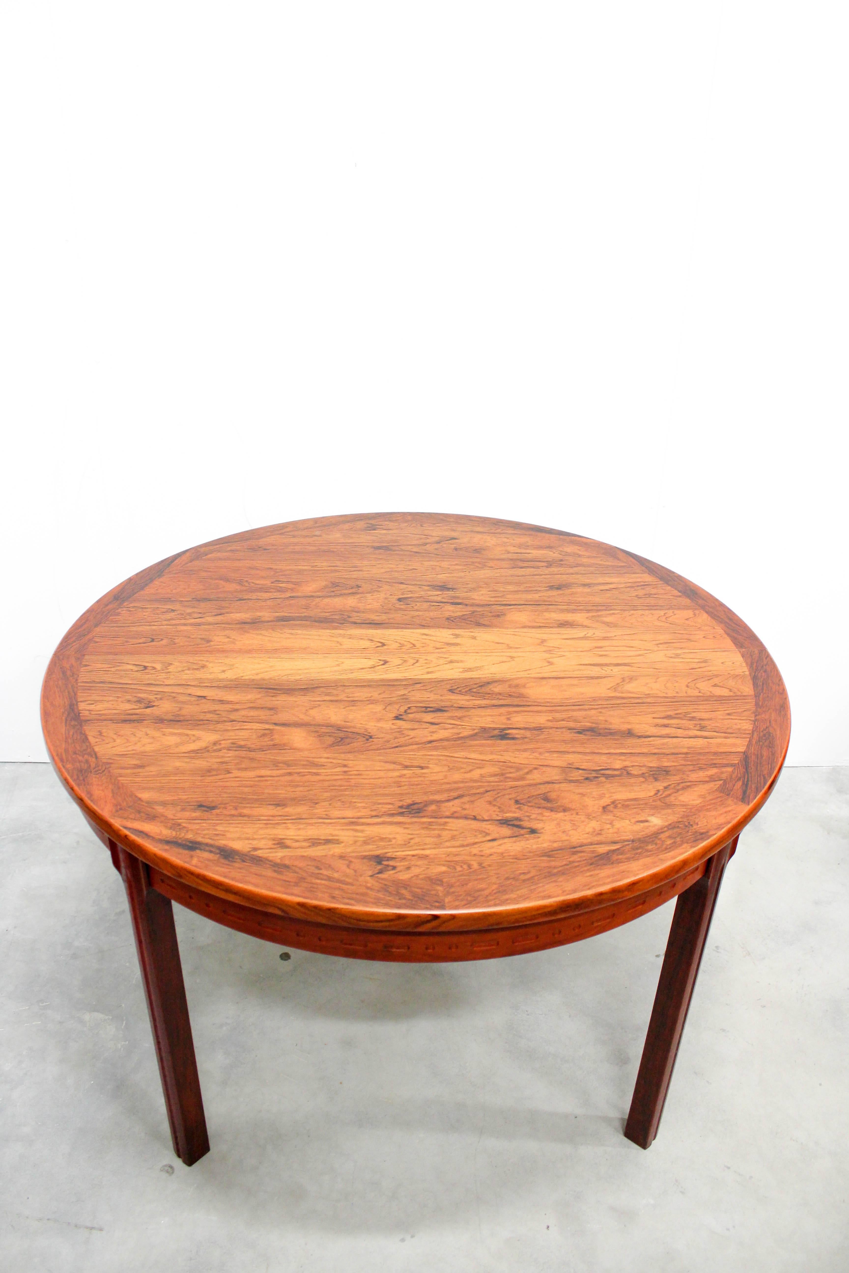 Midcentury Round Swedish Rosewood Dining Table with Two Leafs In Good Condition For Sale In Malmo, SE