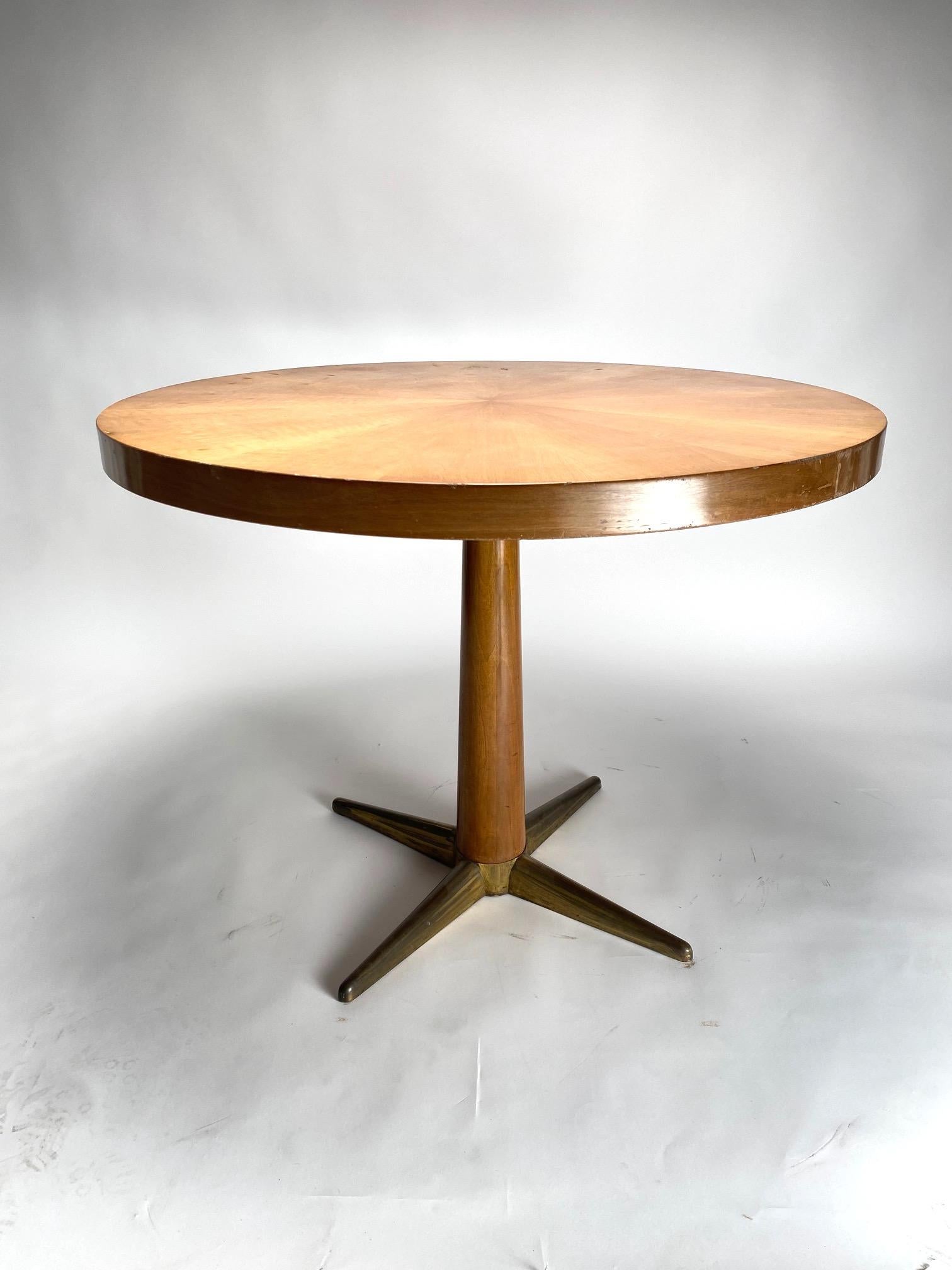 Mid-Century Round Table in wood and brass, Gio Ponti Style, 1950s

Important round wooden table and brass base, coming from an important residence in the center of the city of Bologna. The table, with extremely refined and essential lines, recalls