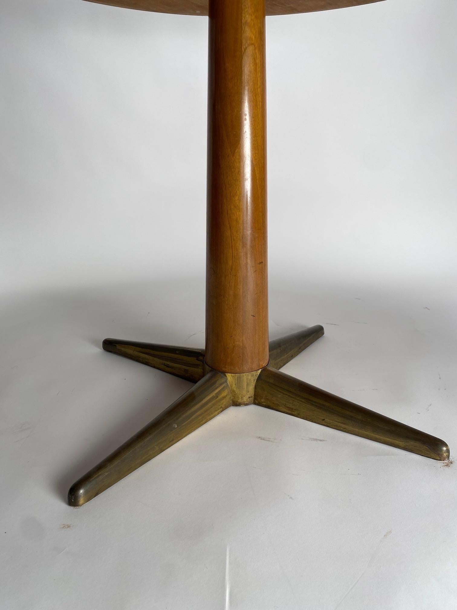 Italian Mid-Century Round Table in wood and brass, Gio Ponti Style, Italy 1950s For Sale