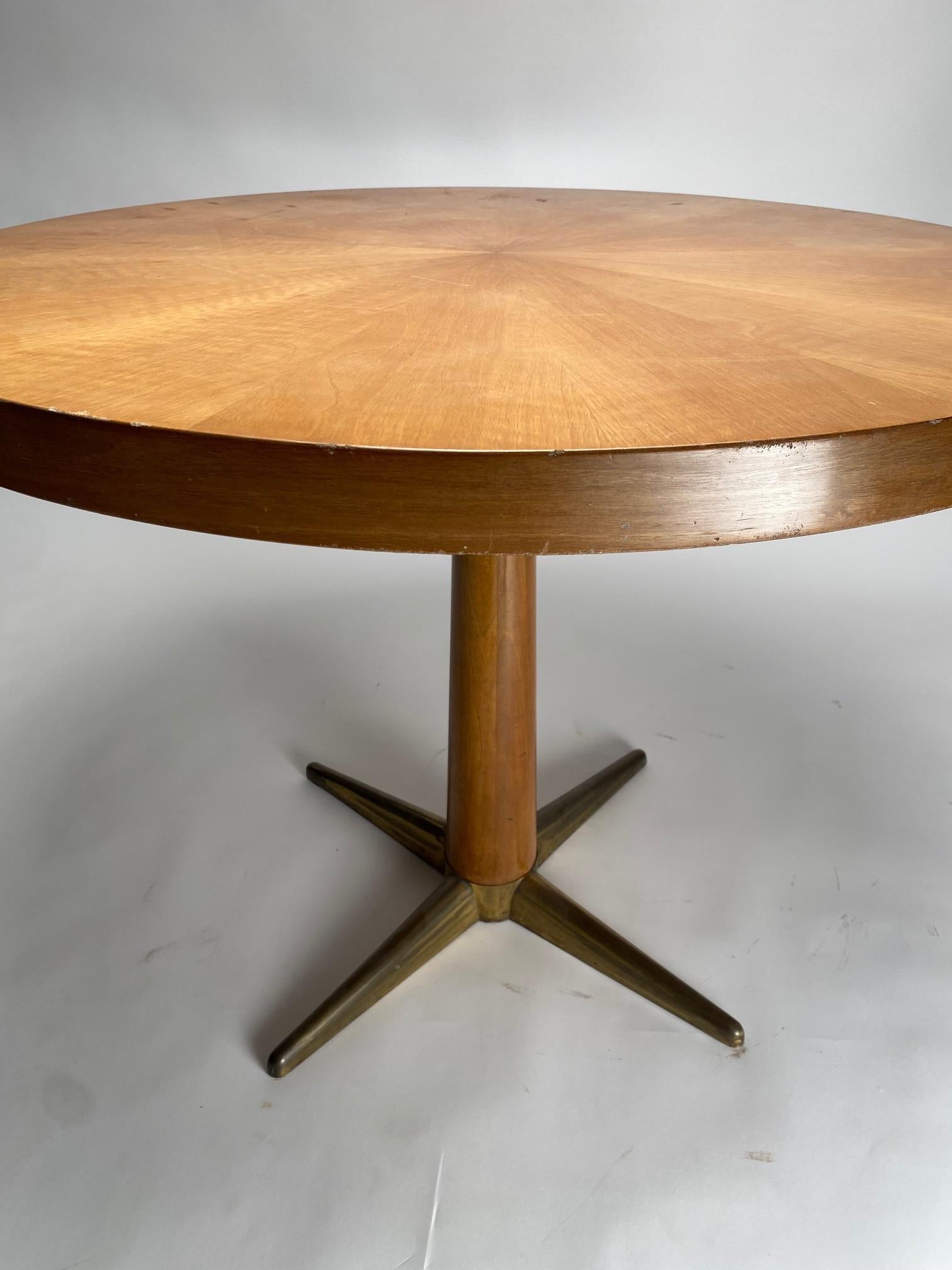 Mid-Century Round Table in wood and brass, Gio Ponti Style, Italy 1950s In Good Condition For Sale In Argelato, BO