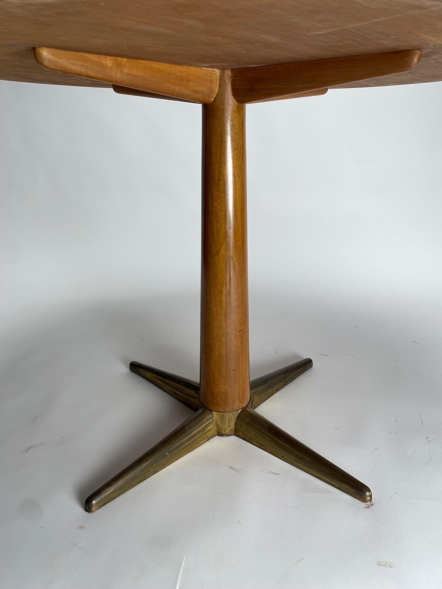 Mid-20th Century Mid-Century Round Table in wood and brass, Gio Ponti Style, Italy 1950s For Sale