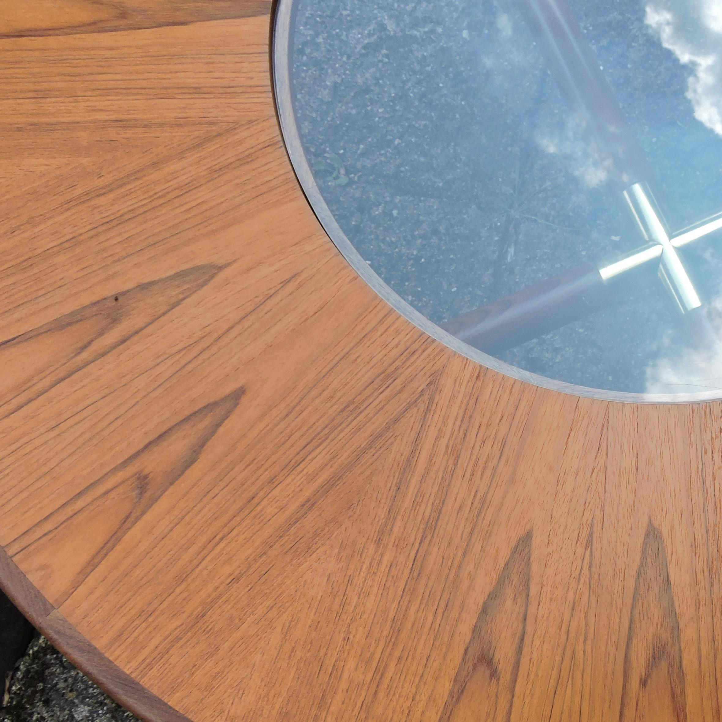 Midcentury Round Teak and Glass Coffee Table from G-Plan In Good Condition For Sale In Chesham, GB