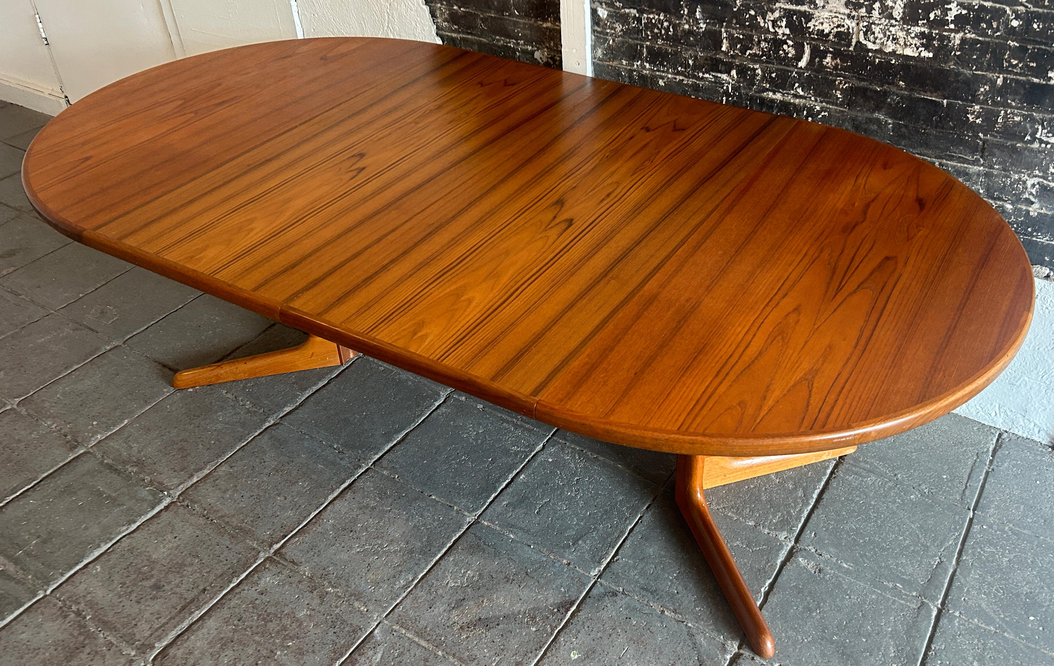 Mid century Round Teak Danish Modern Extension Dining Table 2 Leaves In Good Condition In BROOKLYN, NY