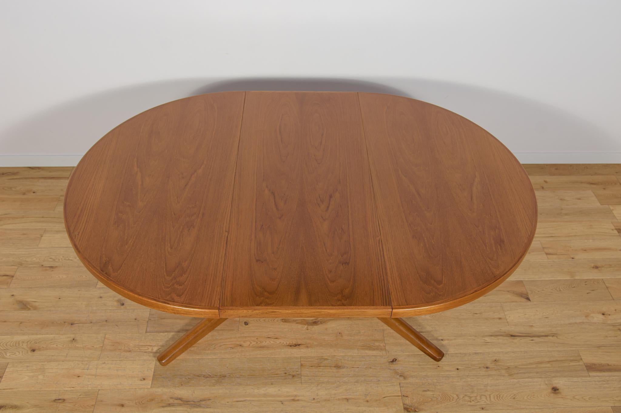 Ausziehbarer Esstisch aus Teakholz aus der Mitte des Jahrhunderts aus Vejle Mobelfabrik Dänemark. im Angebot 1