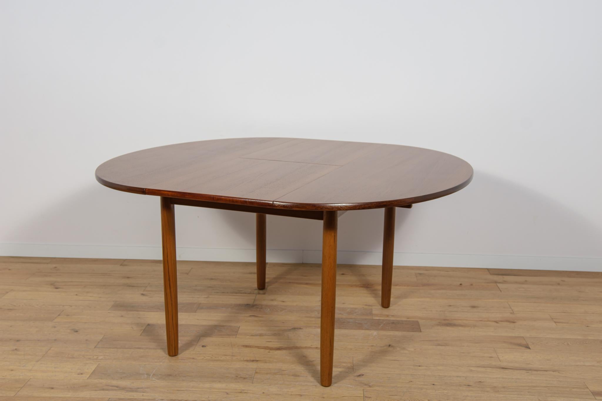 Mid-Century Round Teak Extendable Dining Table, United Knigdom, 1960s For Sale 4