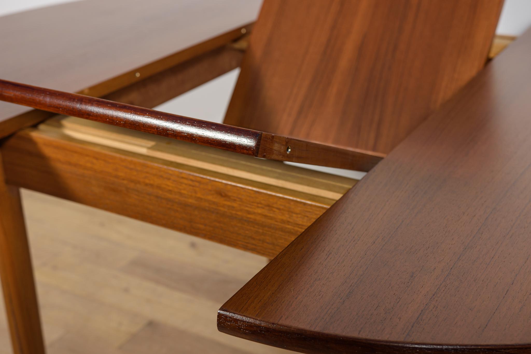 Mid-Century Round Teak Extendable Dining Table, United Knigdom, 1960s For Sale 9