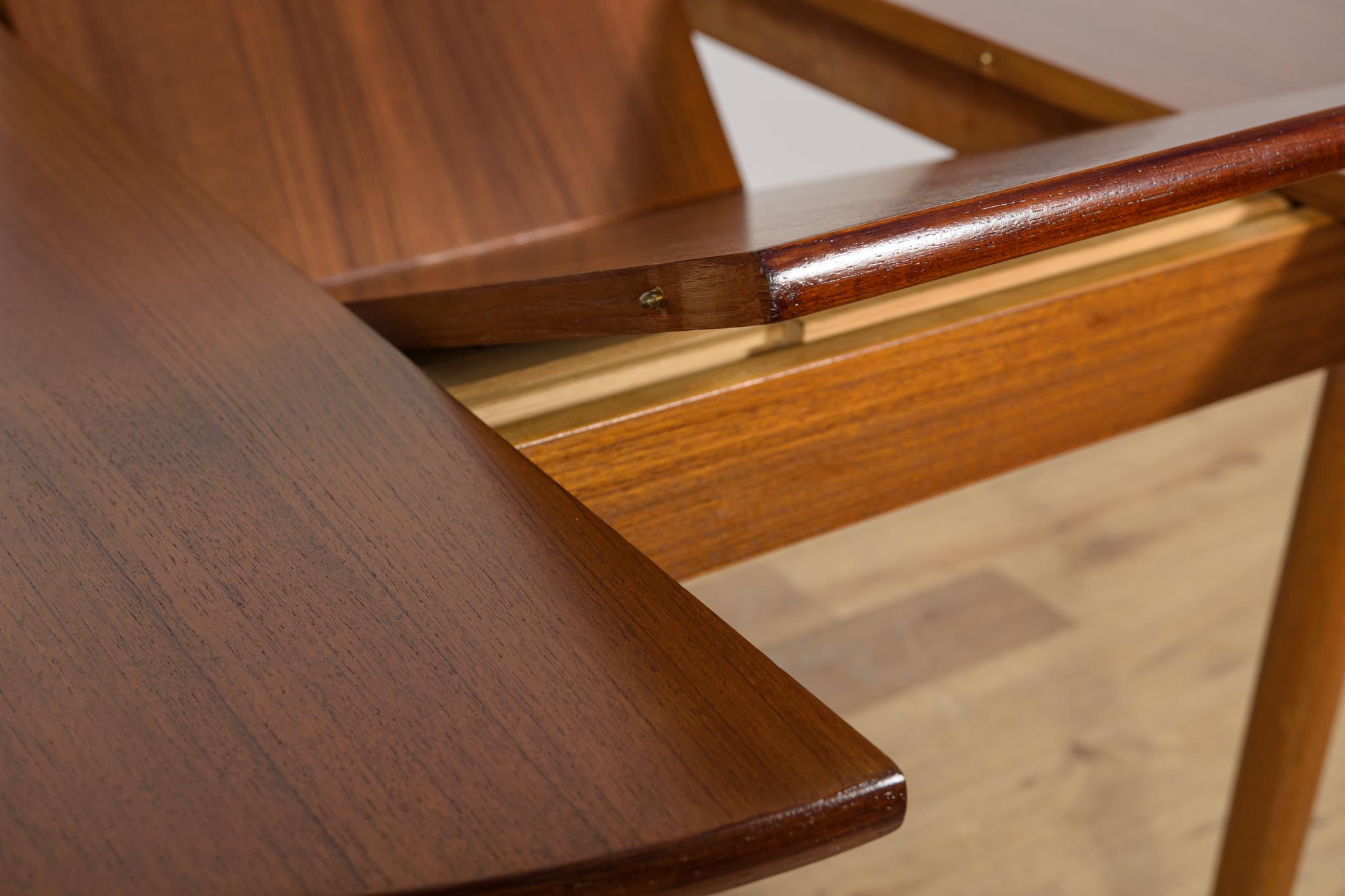 Mid-Century Round Teak Extendable Dining Table, United Knigdom, 1960s For Sale 10