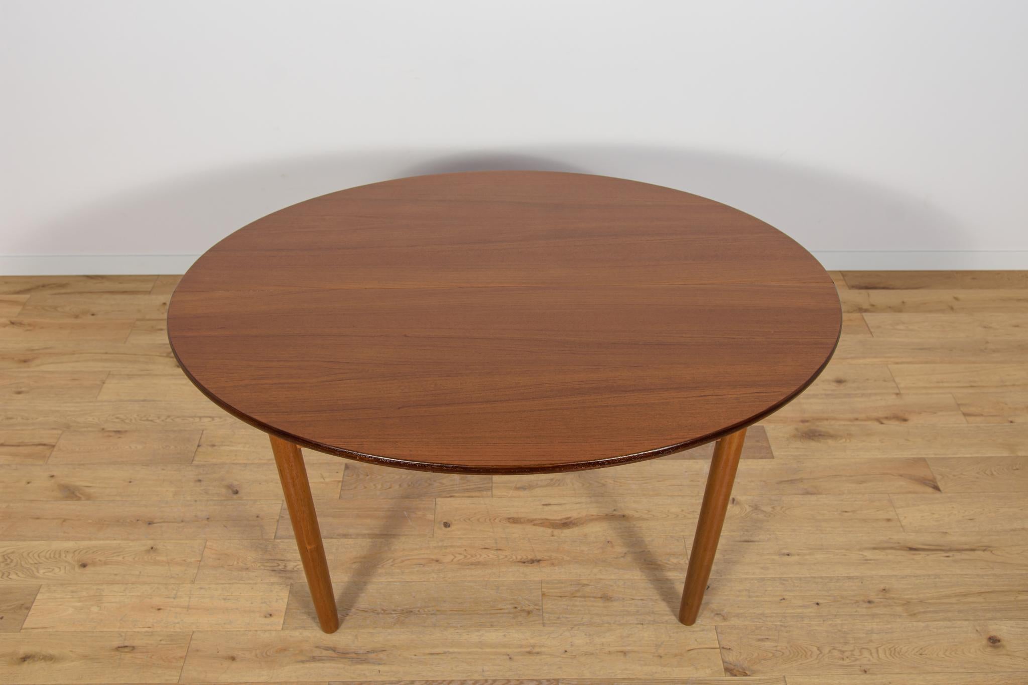 Mid-Century Modern Mid-Century Round Teak Extendable Dining Table, United Knigdom, 1960s For Sale