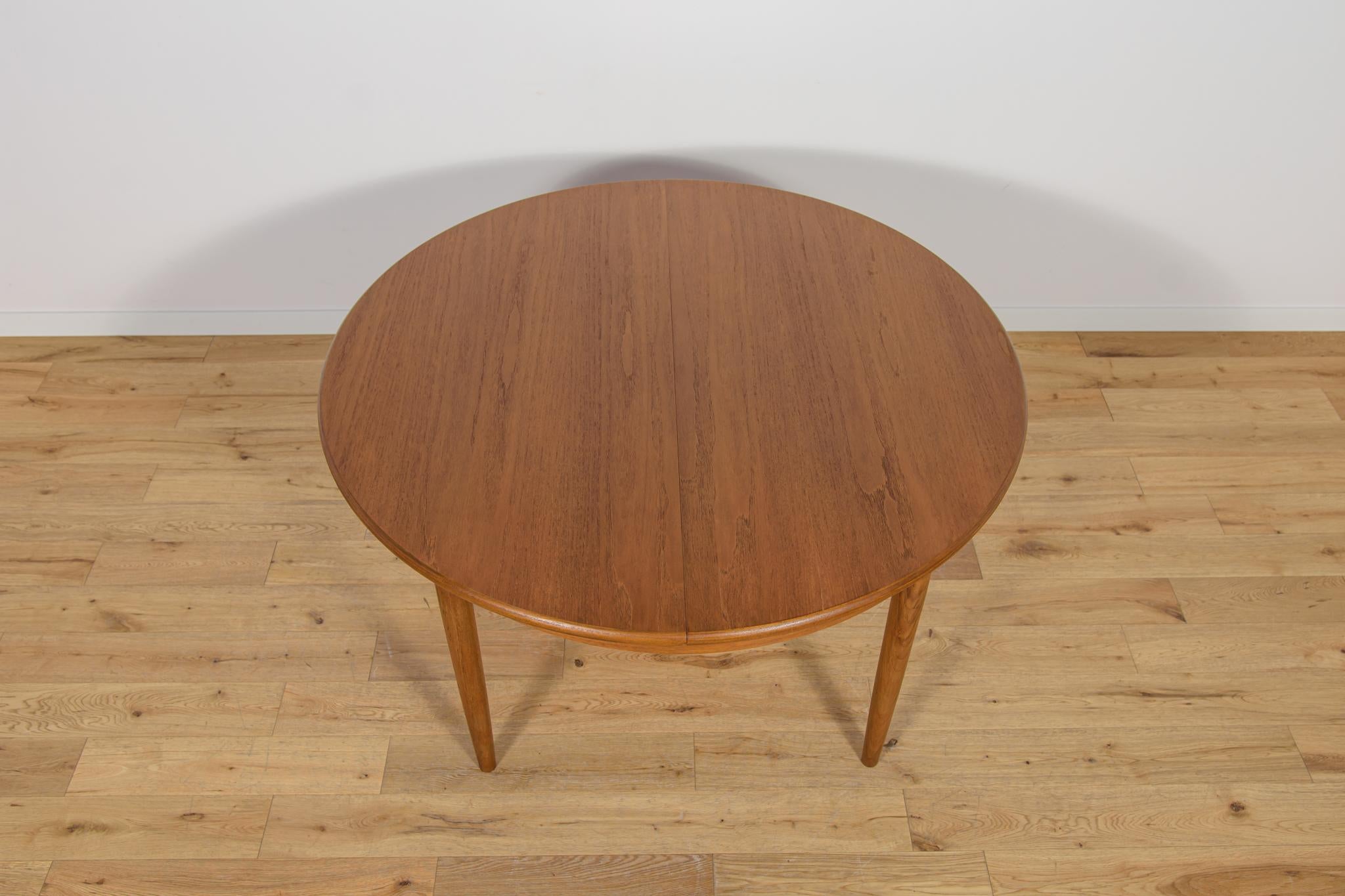 Mesa de comedor redonda extensible de teca de mediados de siglo, United Knigdom, años 60 Británico en venta