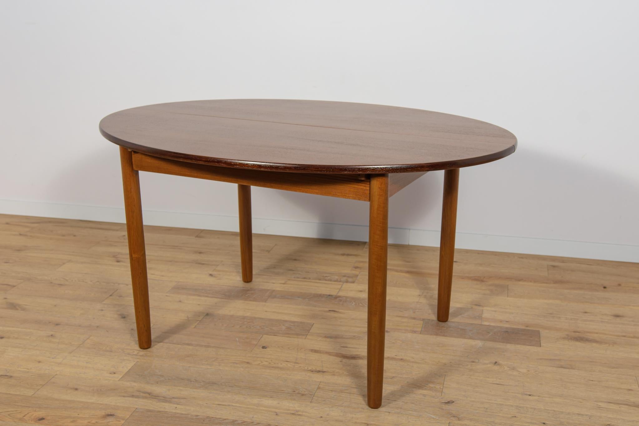 British Mid-Century Round Teak Extendable Dining Table, United Knigdom, 1960s For Sale