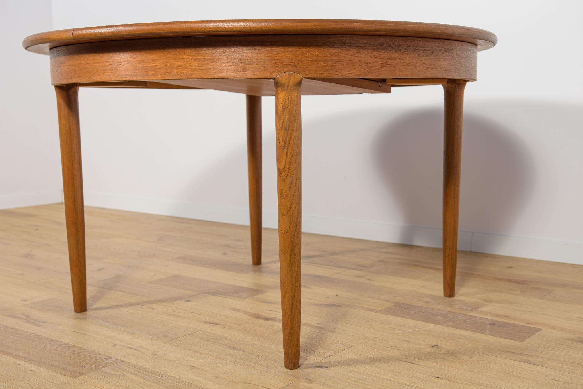 Mesa de comedor redonda extensible de teca de mediados de siglo, United Knigdom, años 60 Carpintería en venta