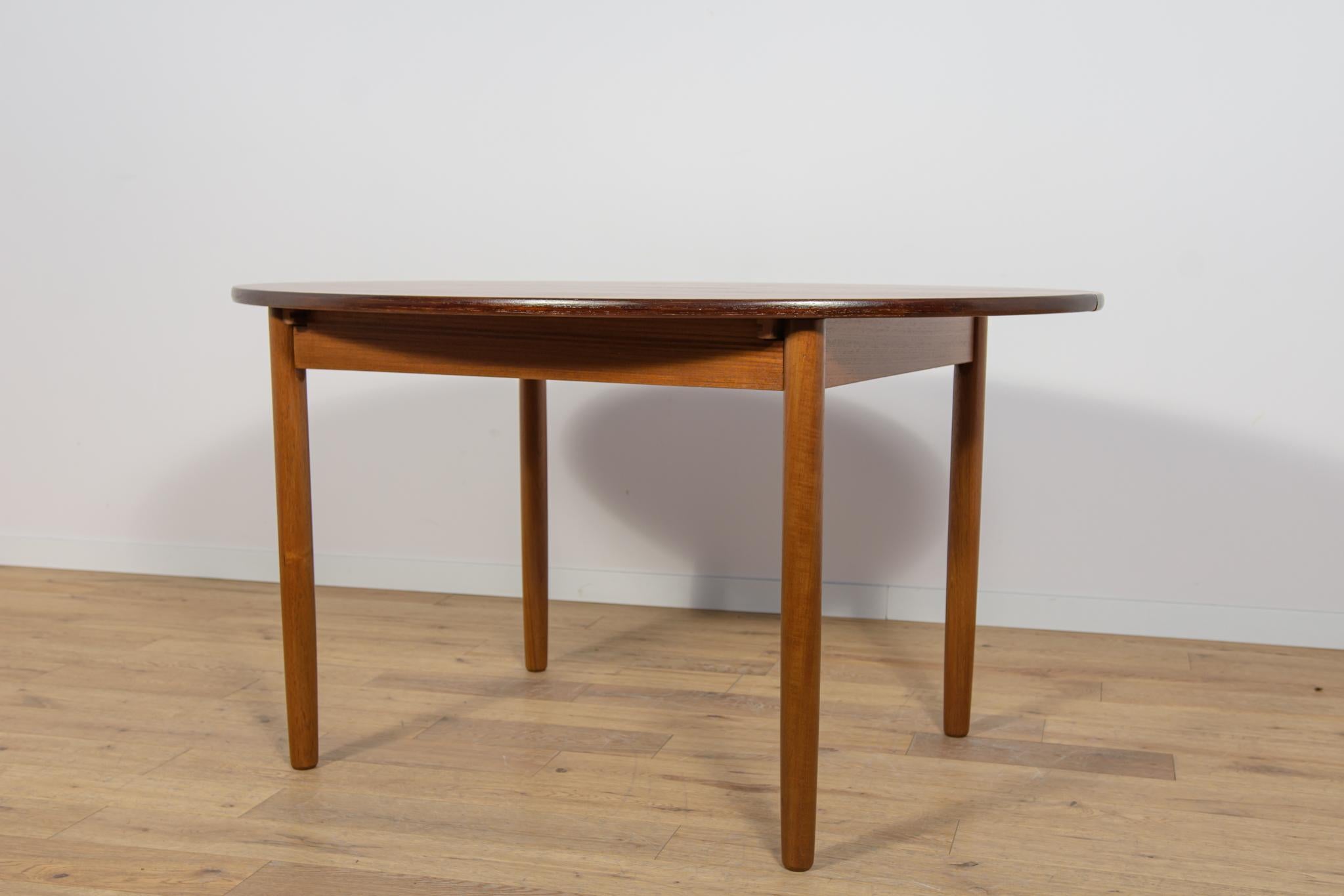 Woodwork Mid-Century Round Teak Extendable Dining Table, United Knigdom, 1960s For Sale
