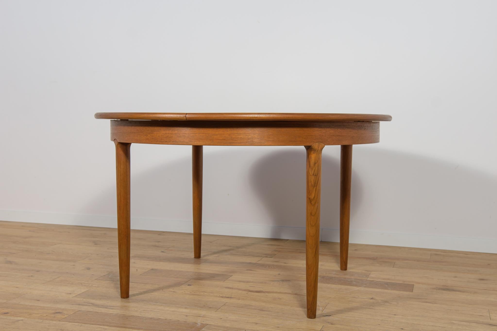 Mesa de comedor redonda extensible de teca de mediados de siglo, United Knigdom, años 60 en Excelente estado para la venta en GNIEZNO, 30