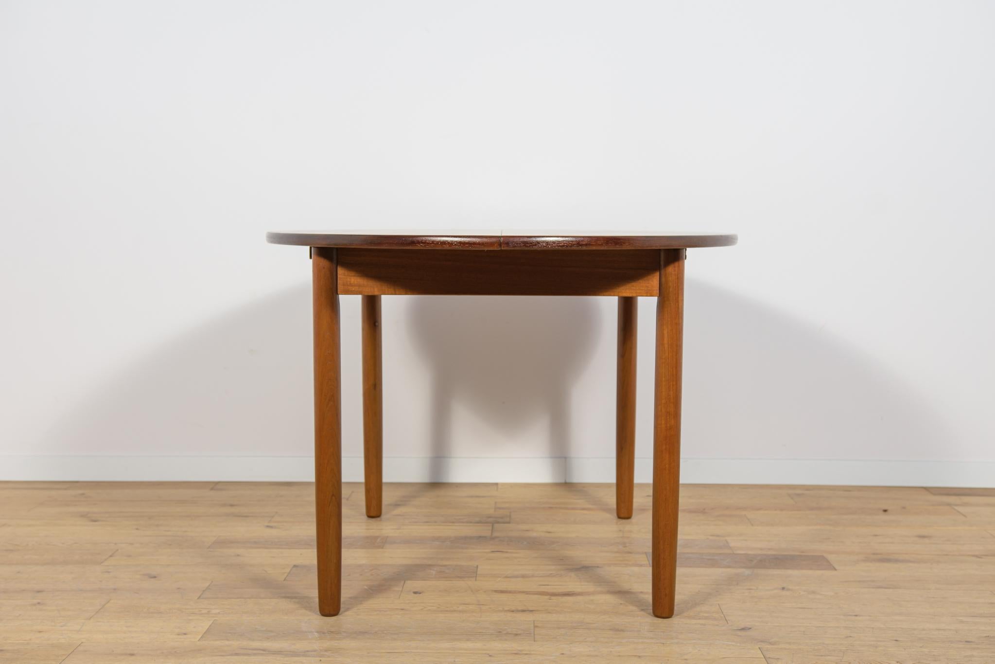 Mid-Century Round Teak Extendable Dining Table, United Knigdom, 1960s In Excellent Condition For Sale In GNIEZNO, 30