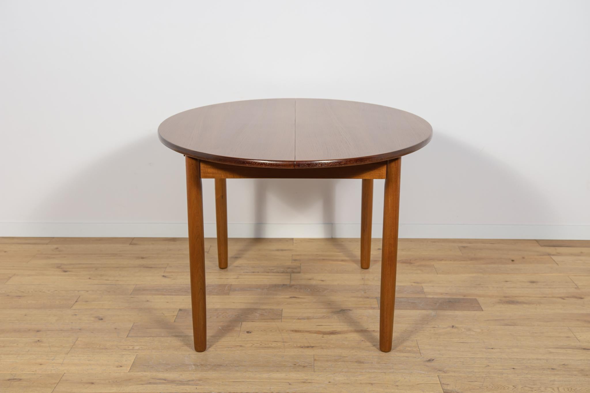 Mid-20th Century Mid-Century Round Teak Extendable Dining Table, United Knigdom, 1960s For Sale