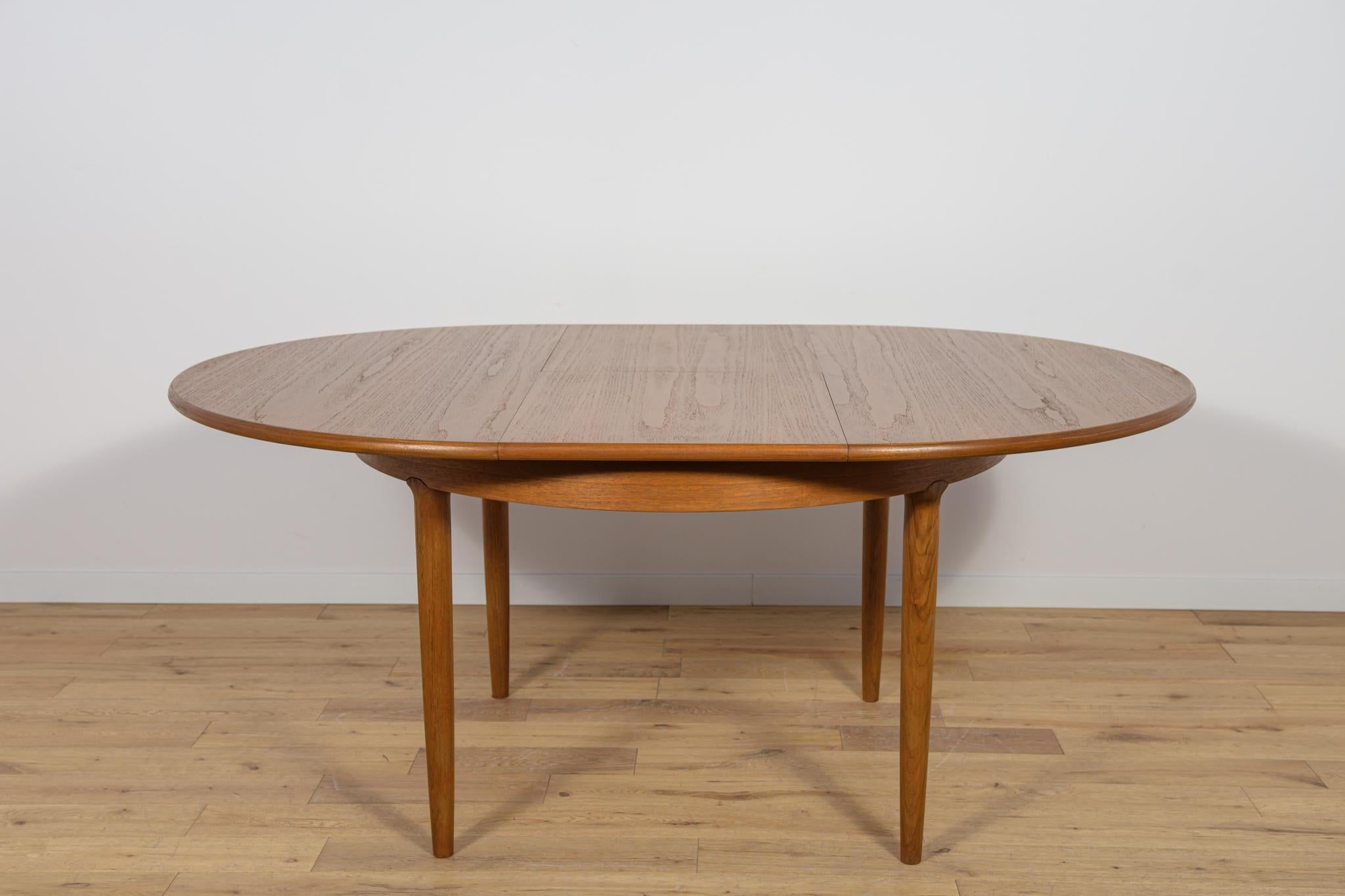 Mesa de comedor redonda extensible de teca de mediados de siglo, United Knigdom, años 60 Teca en venta