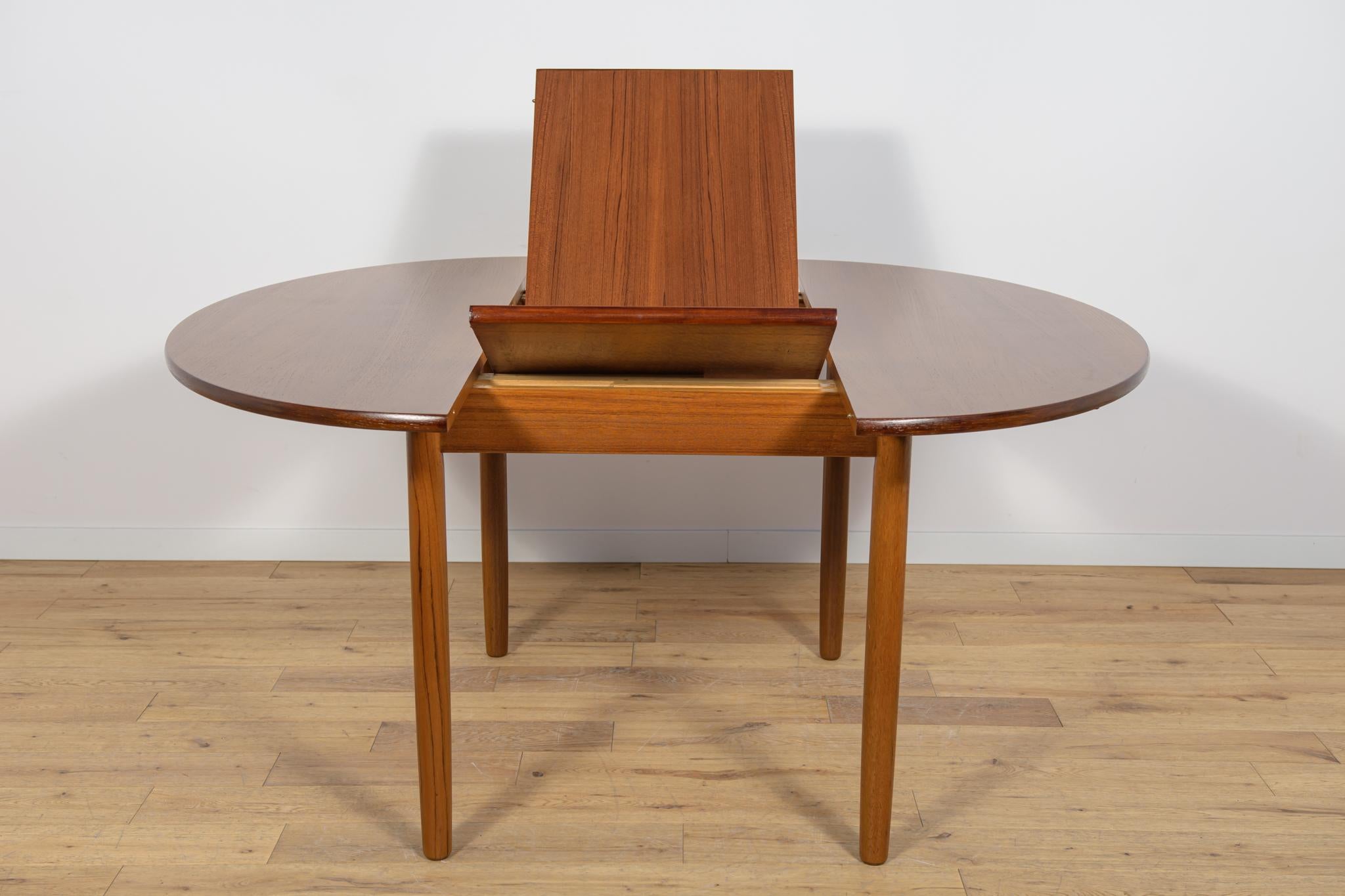 Mid-Century Round Teak Extendable Dining Table, United Knigdom, 1960s For Sale 1