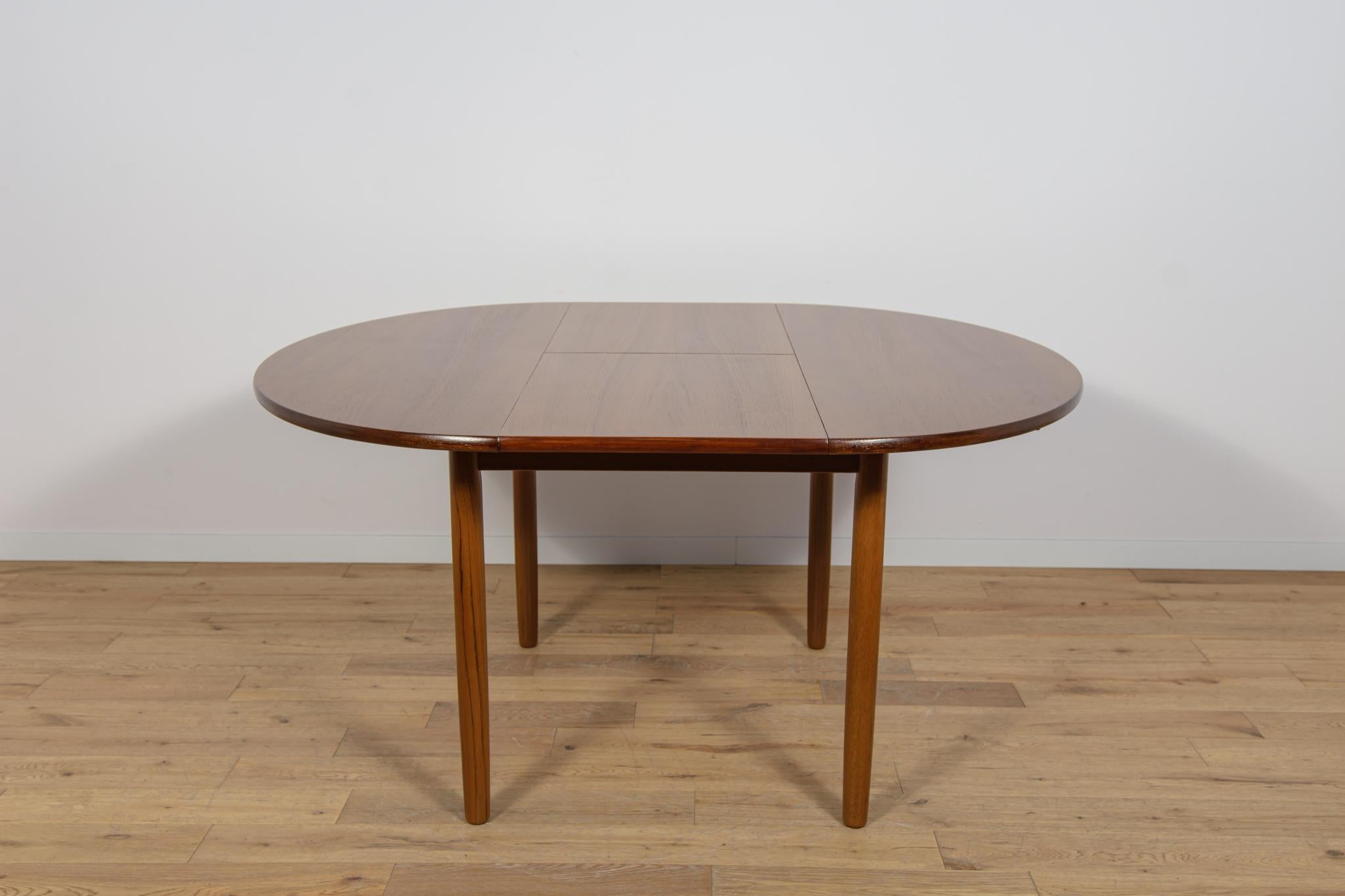 Mid-Century Round Teak Extendable Dining Table, United Knigdom, 1960s For Sale 2
