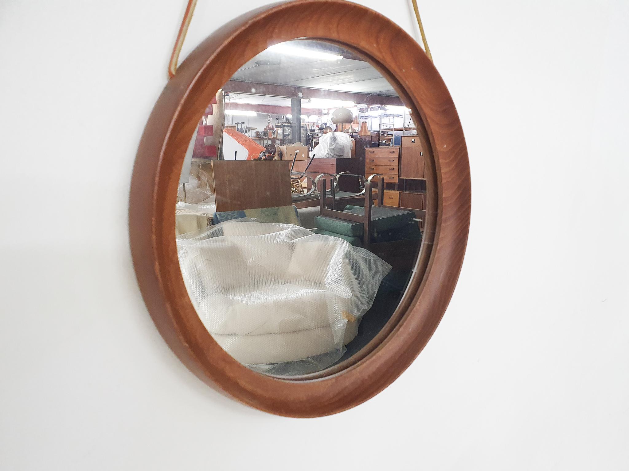 Mid-Century Round Teak Mirror with Leather Strap, Denmark 1960's In Good Condition In Amsterdam, NL