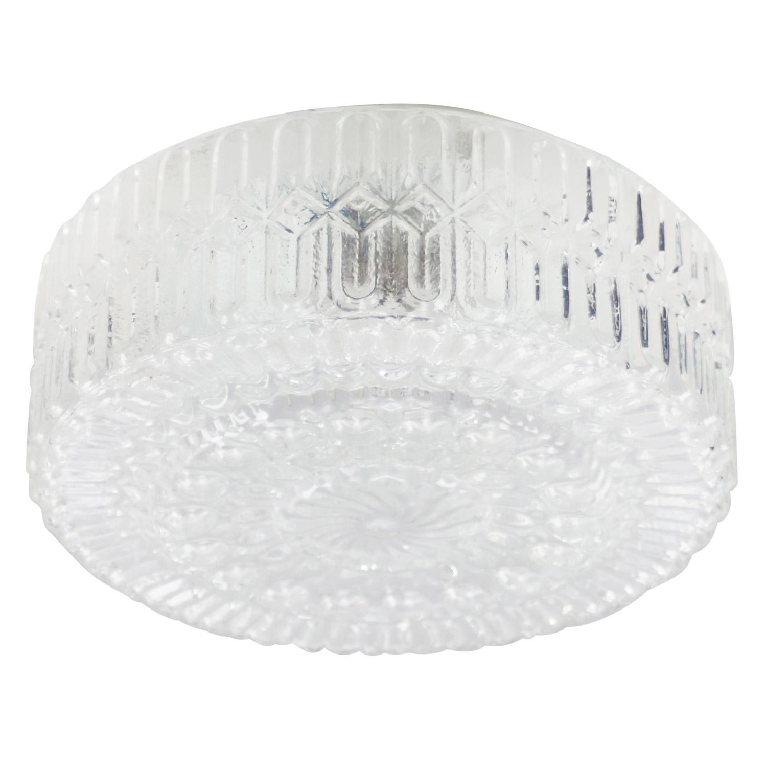 Lampe murale ou de plafond du milieu du siècle.
Base en métal avec verre transparent.

1960-1970

Poids : 1,10 kg / 2,4 lb

Le prix est fixé par article individuel. Toutes les lampes ont été rendues conformes aux normes internationales pour les