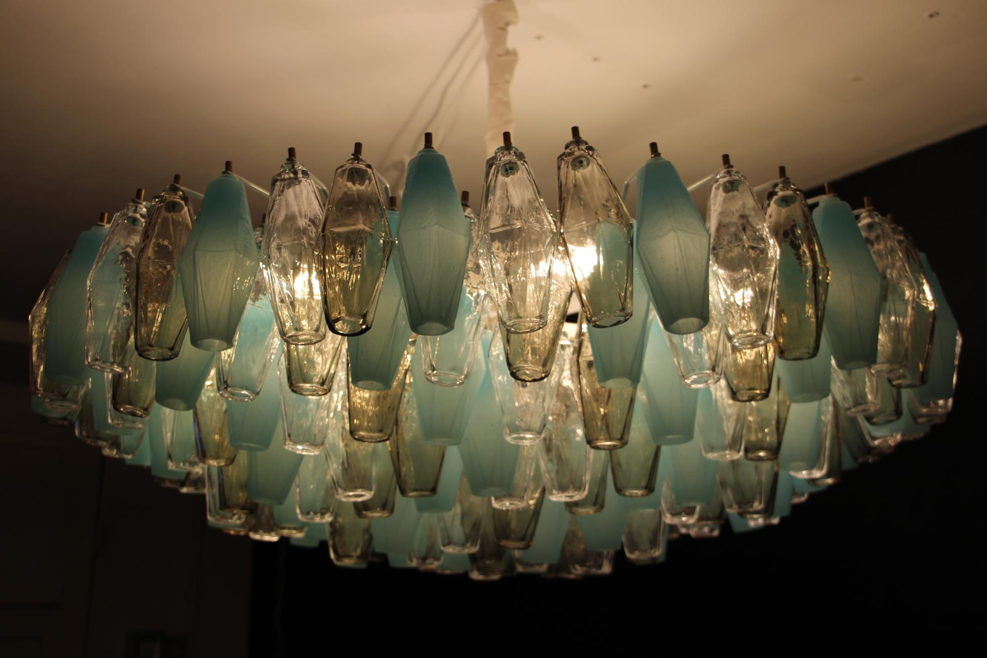 Mid Century Round Venini Style Chandelier in Blue, Amber and White Poliedri For Sale 3
