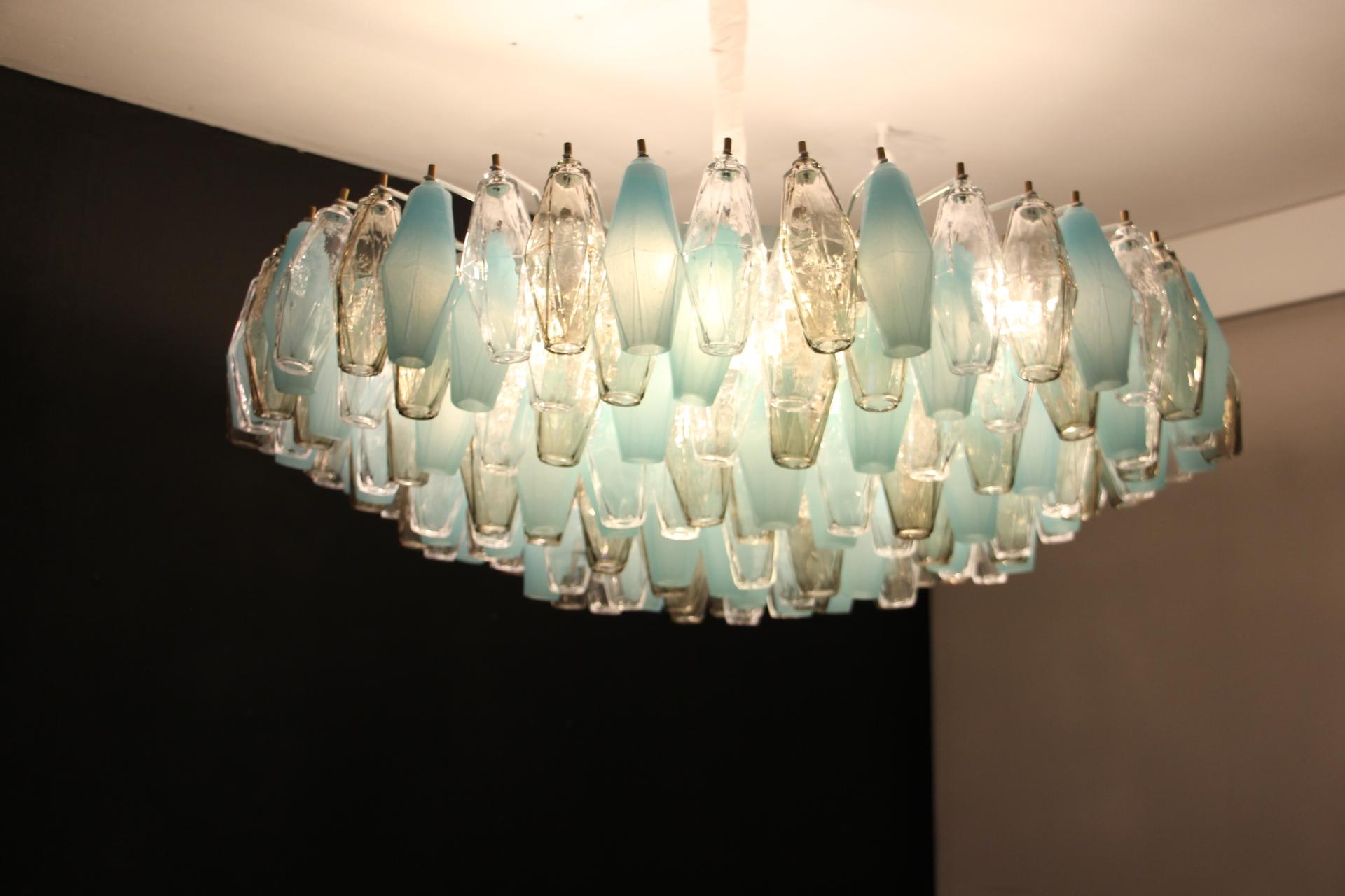 Mid Century Round Venini Style Chandelier in Blue, Amber and White Poliedri In Excellent Condition For Sale In Saint-Ouen, FR