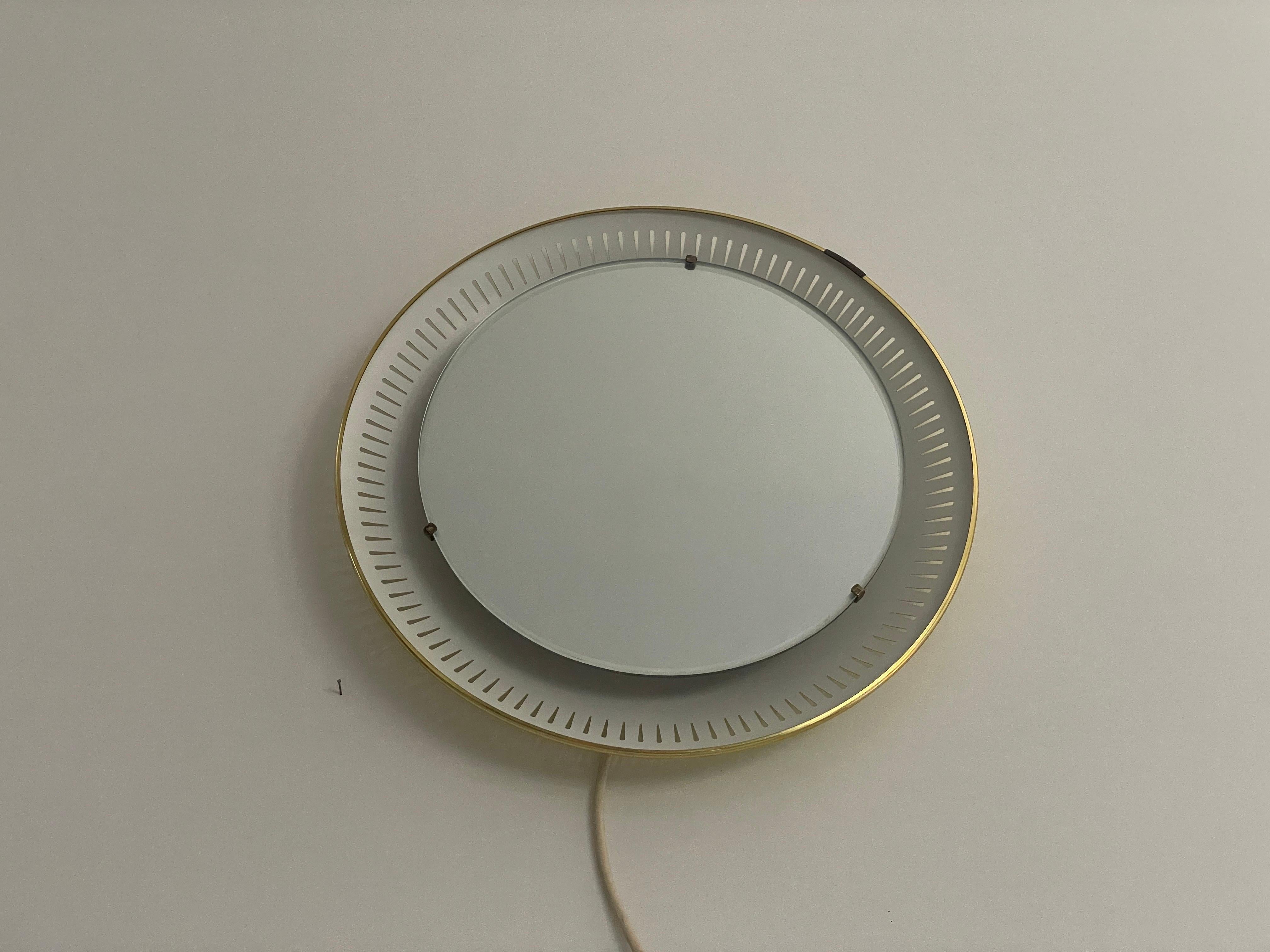 Espejo de pared redondo amarillo y blanco moderno de mediados de siglo con luz de Hillebrand, años 50, Alemania

Es muy ideal y adecuado para todas las zonas de estar.

Sin daños ni grietas.
Desgaste propio de la edad y el uso.

Medidas: 
Diámetro