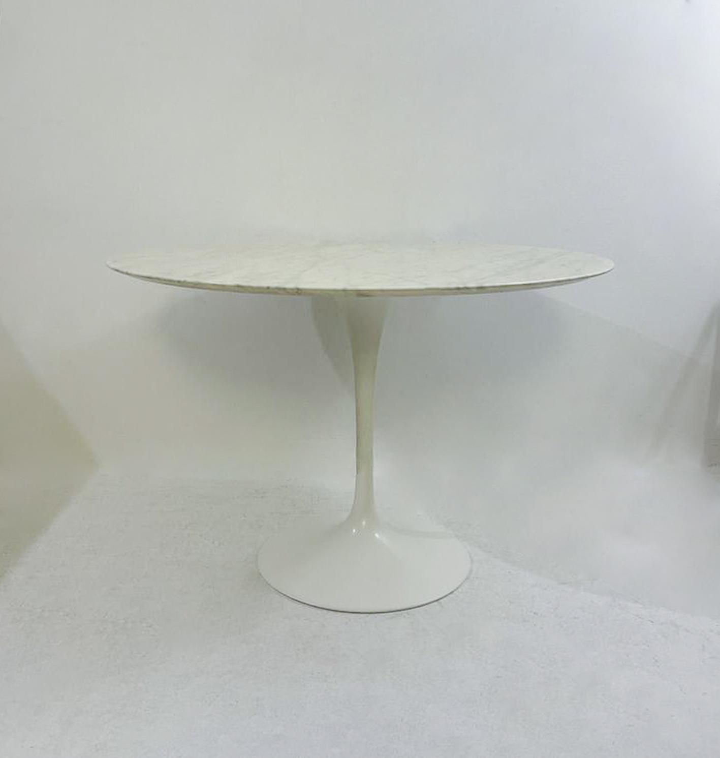 Mid-century Round White Marble Tulip Dining Table by Eero Saarinen for Knoll In Good Condition For Sale In Brussels, BE