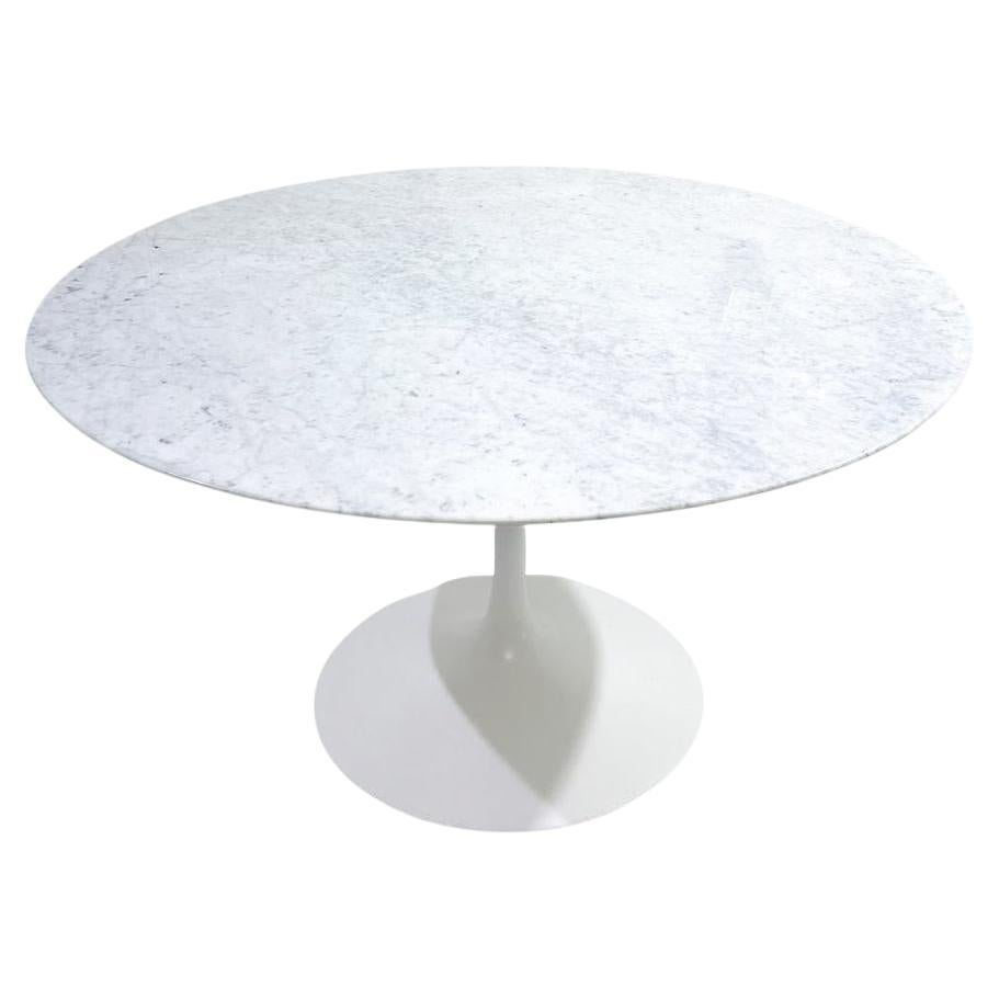 Mid-century Round White Marble Tulip Dining Table in the style of Eero Saarinen